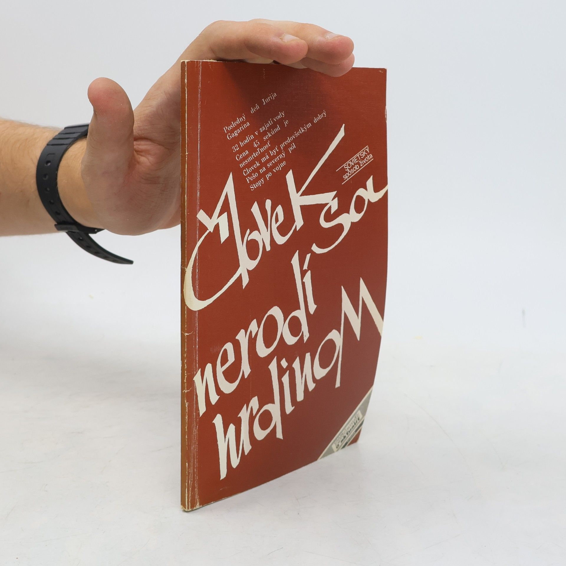 Autores varios Človek sa nerodí hrdinom
