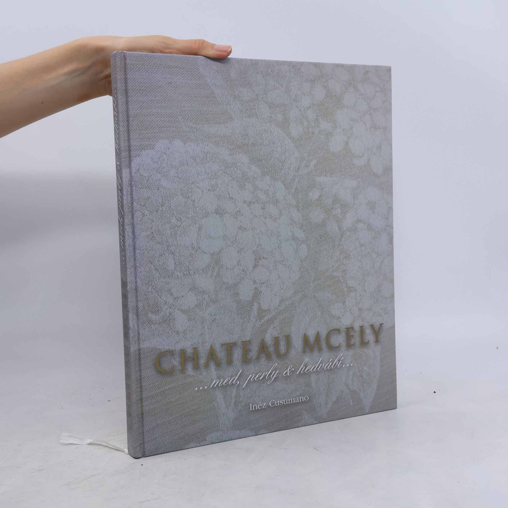 Chateau Mcely : ...med, perly & hedvábí...