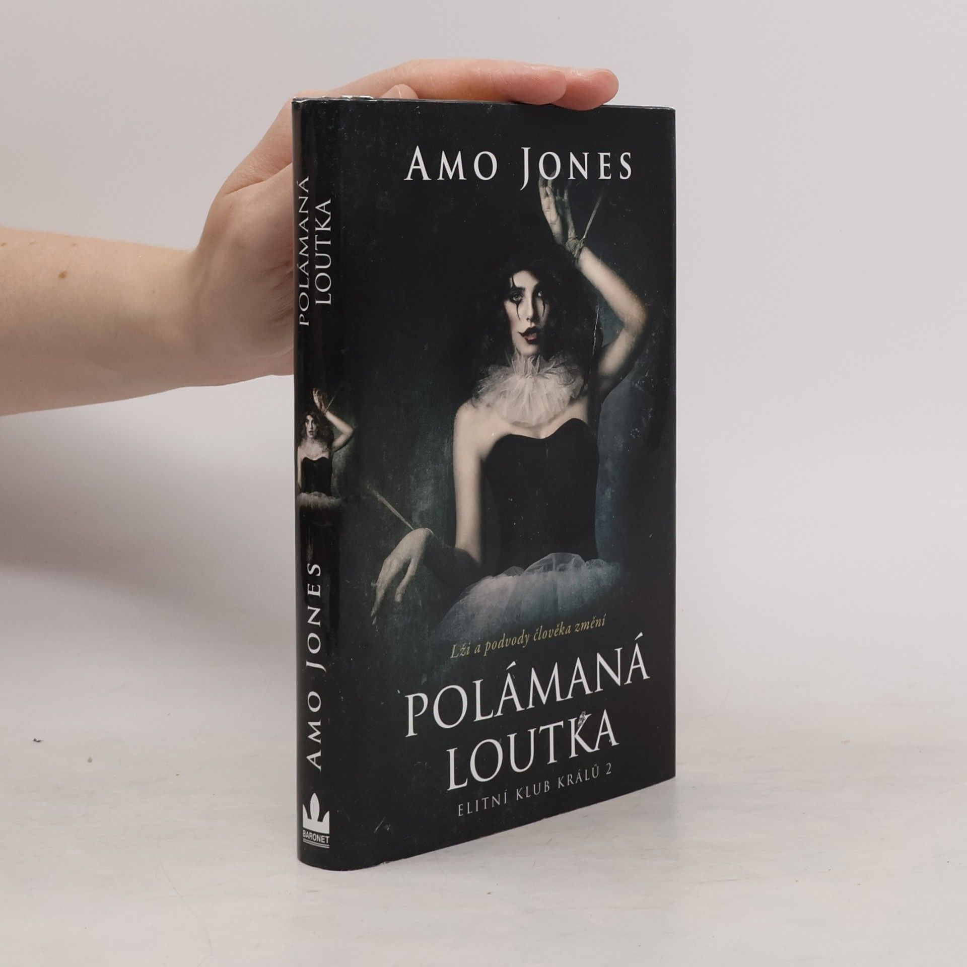 Amo Jones Polámaná loutka