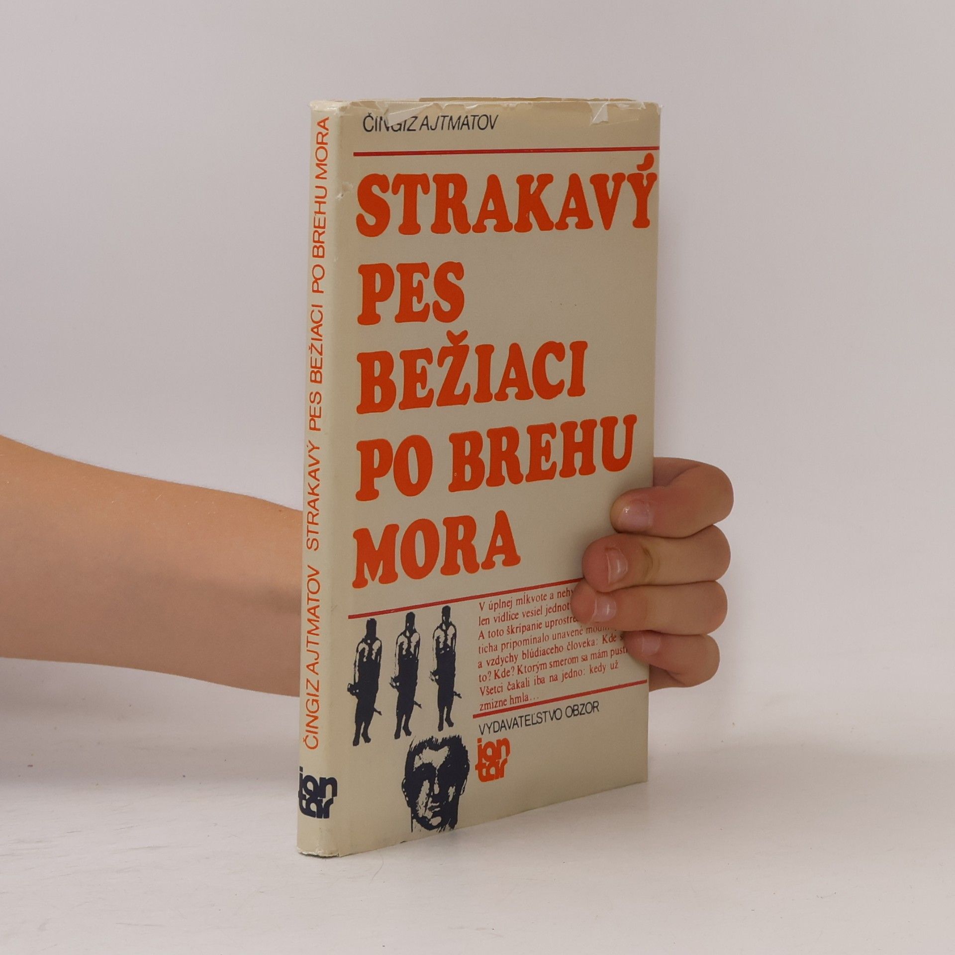 Čingiz Ajtmanov Strakavý pes bežiaci po brehu mora