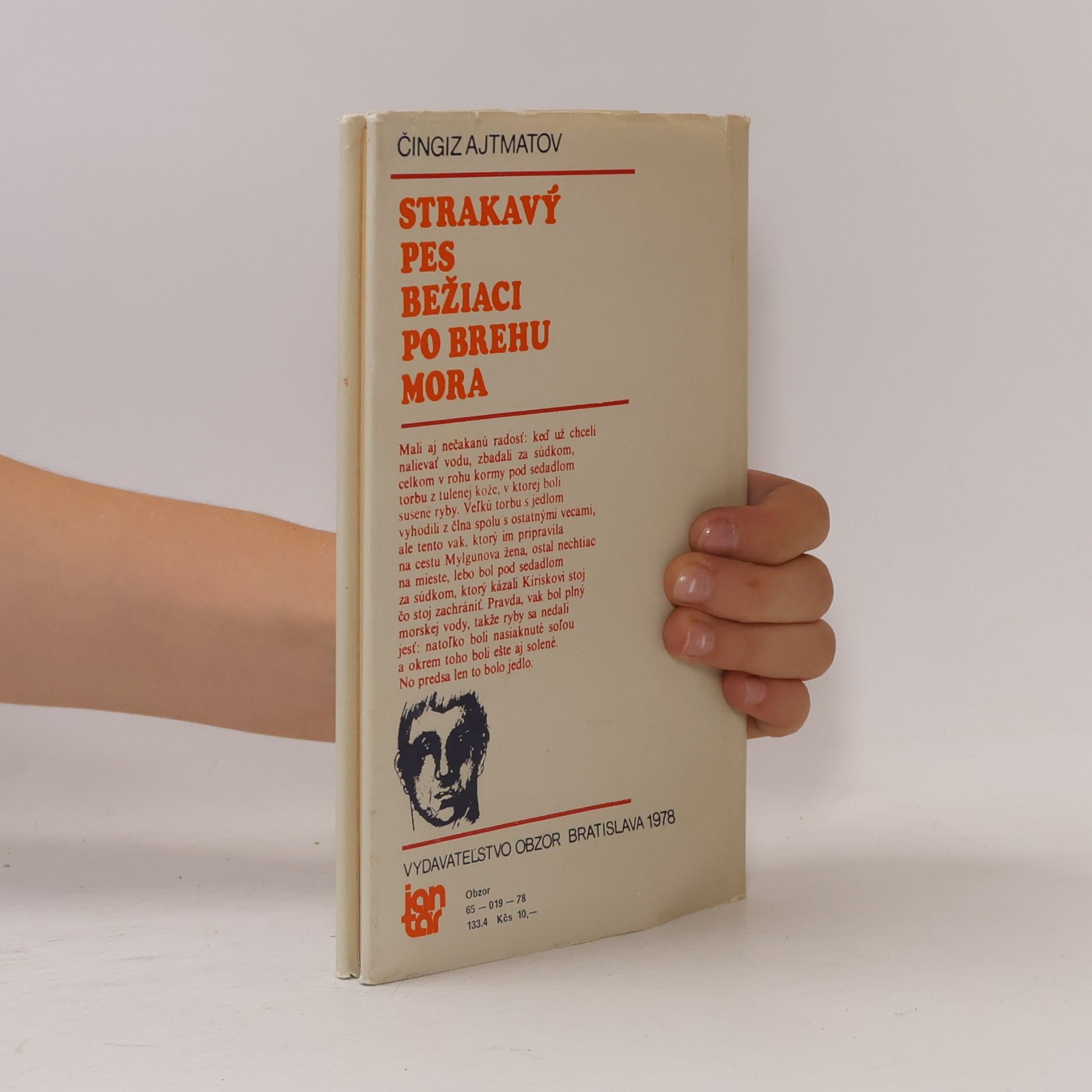 Čingiz Ajtmanov Strakavý pes bežiaci po brehu mora