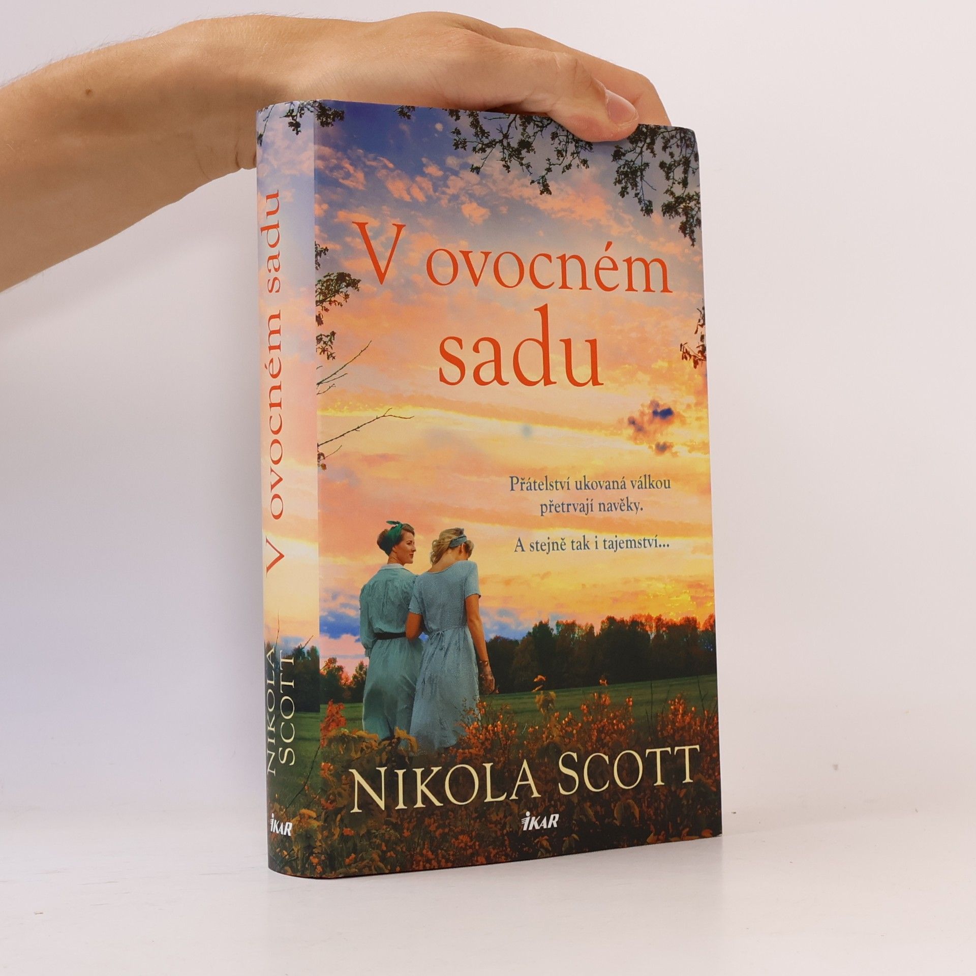 Nikola Scott V ovocném sadu