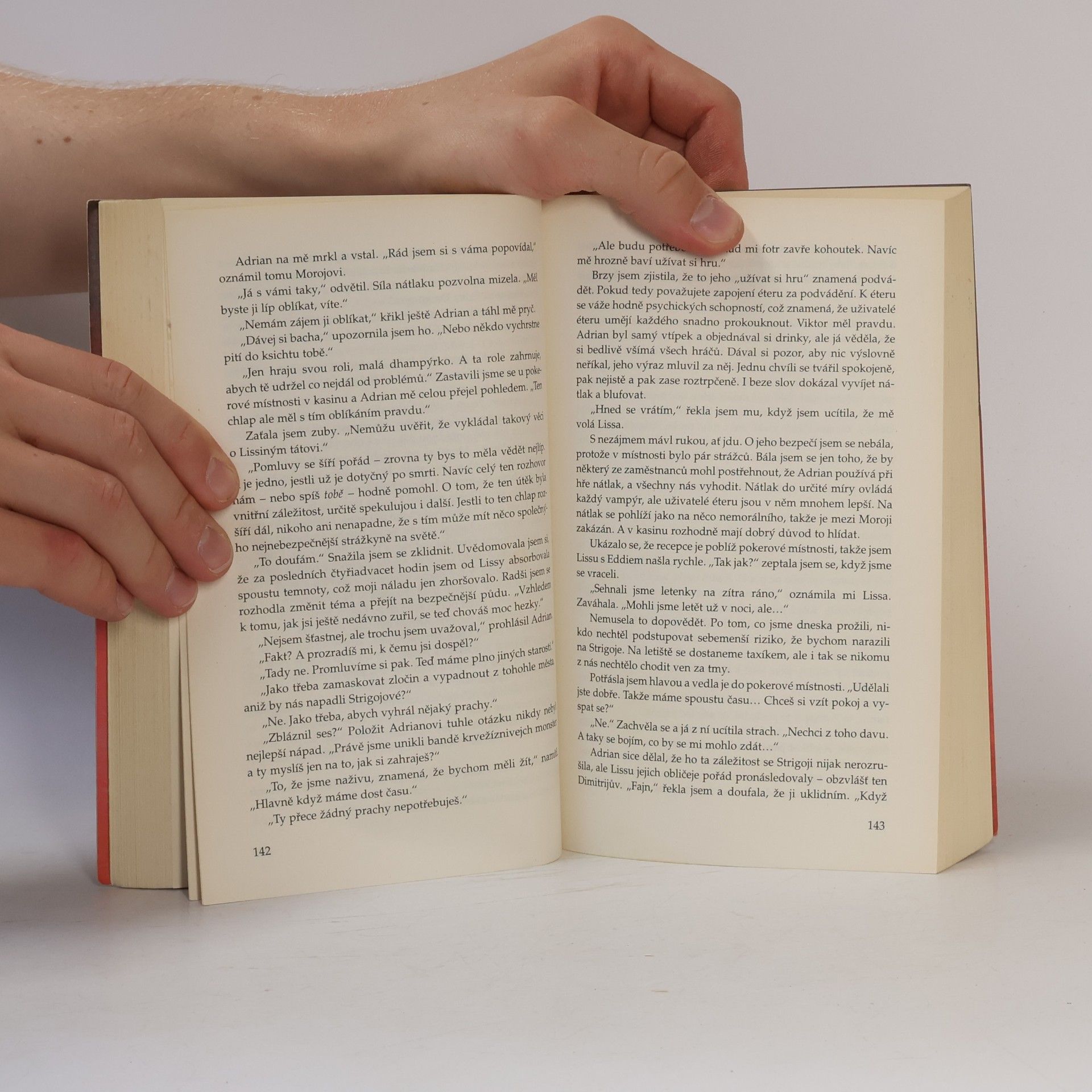 Richelle Mead Vampýrská akademie 5: Spoutáni magií