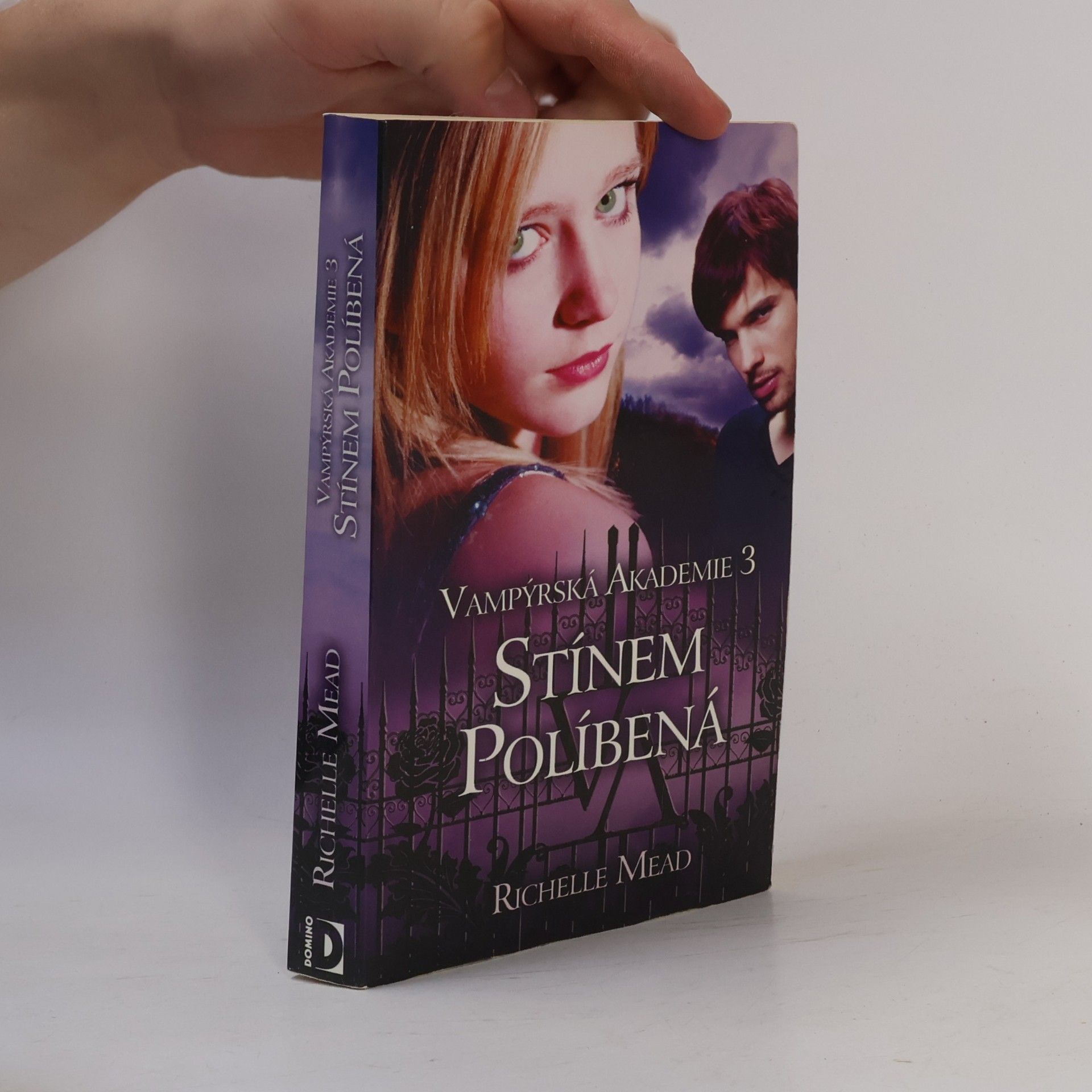 Richelle Mead Vampýrská akademie 3: Stínem políbená.