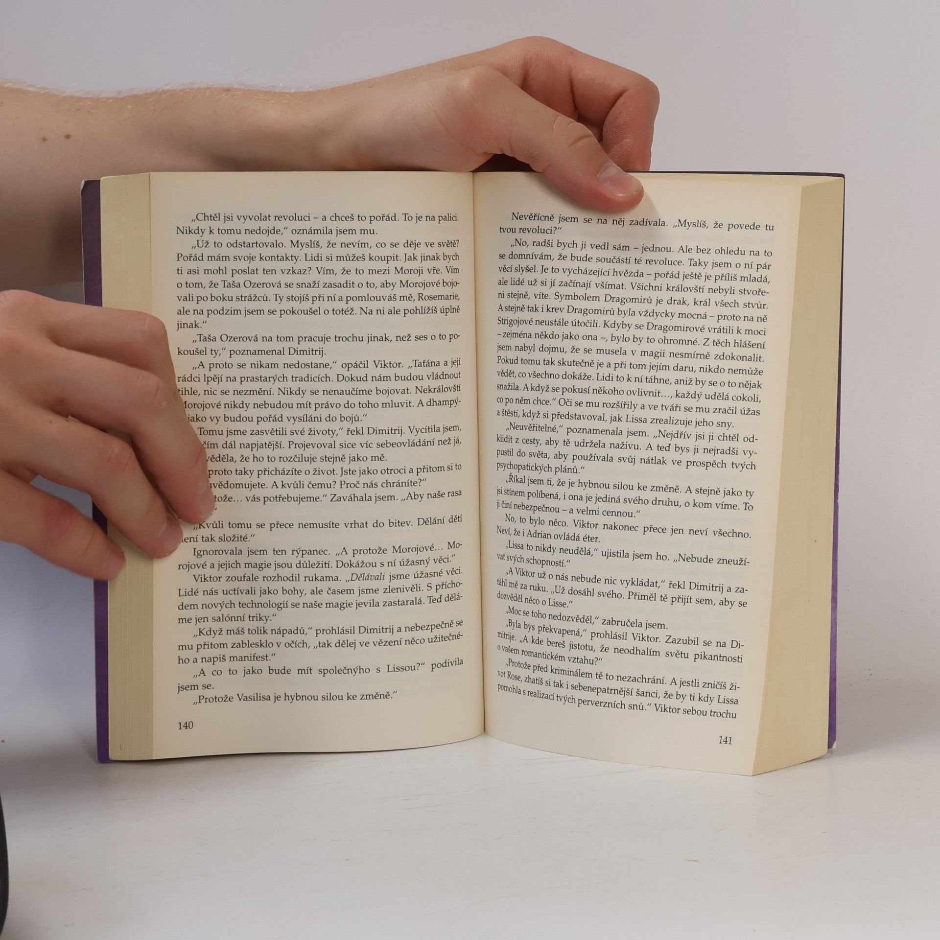 Richelle Mead Vampýrská akademie 3: Stínem políbená.