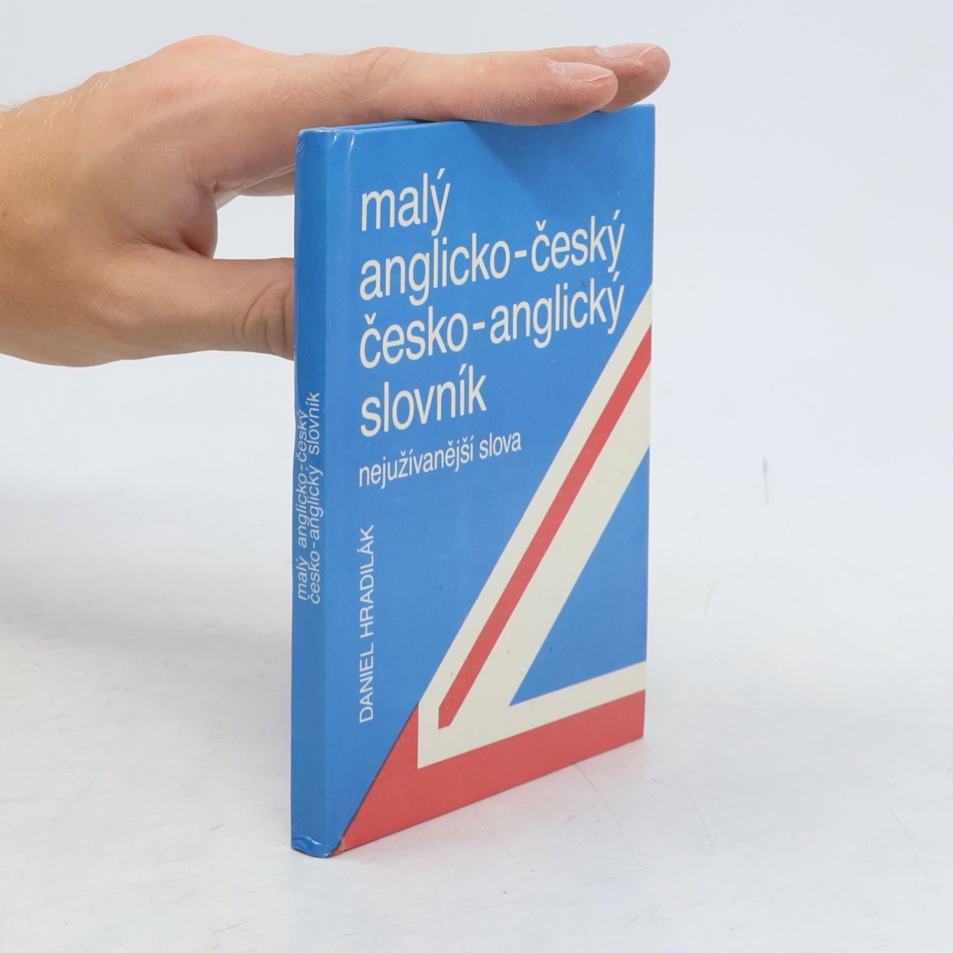 Daniel Hradilák Malý anglicko-český, česko-anglický slovník: Nejužívanější slova
