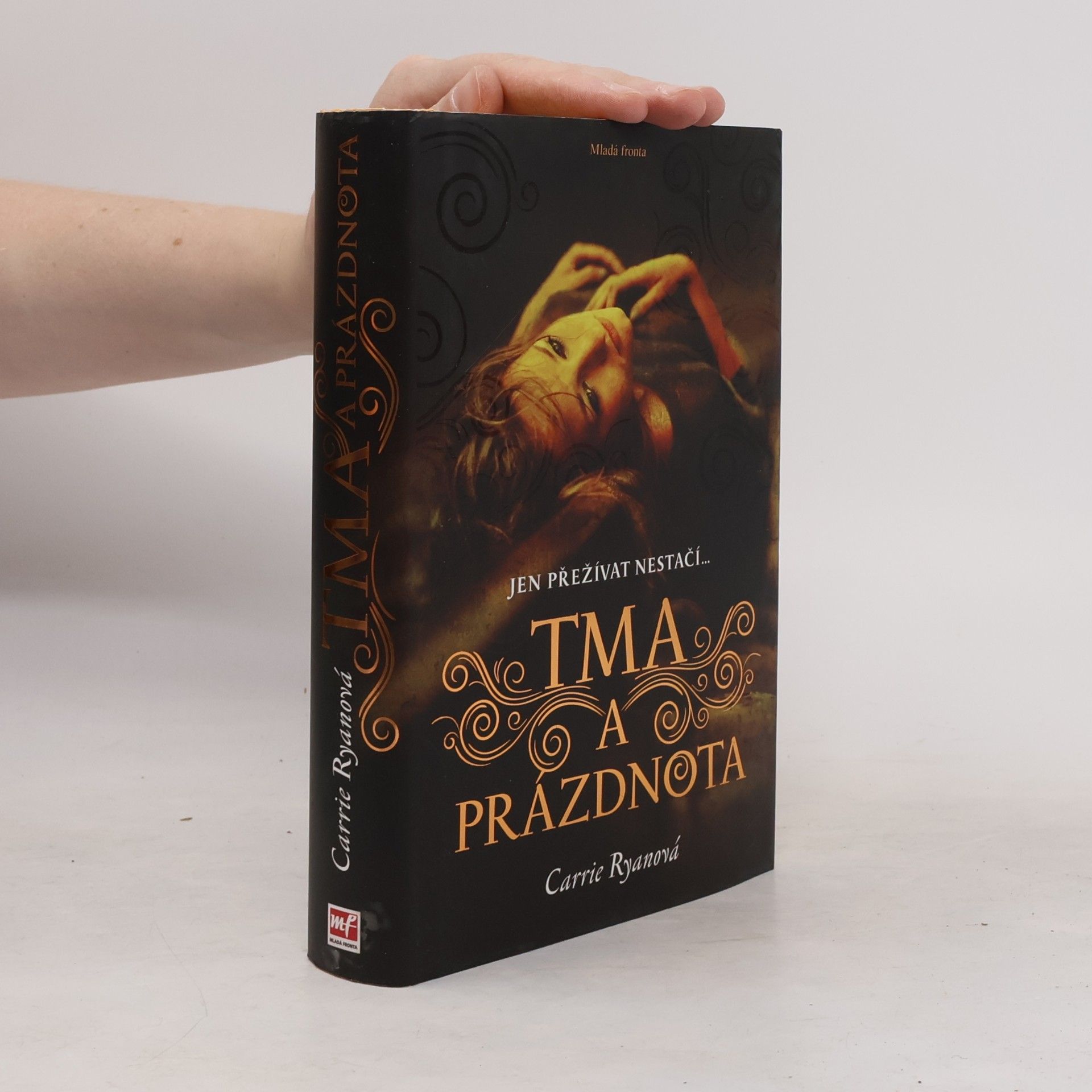 Carrie Ryan Tma a prázdnota : jen přežívat nestačí