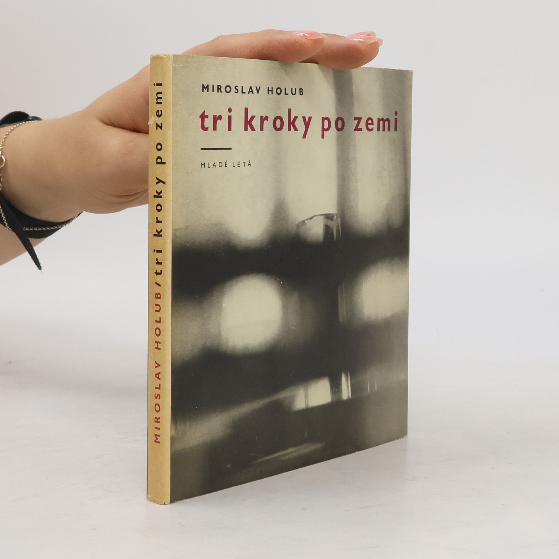 Miroslav Holub Tři kroky po zemi