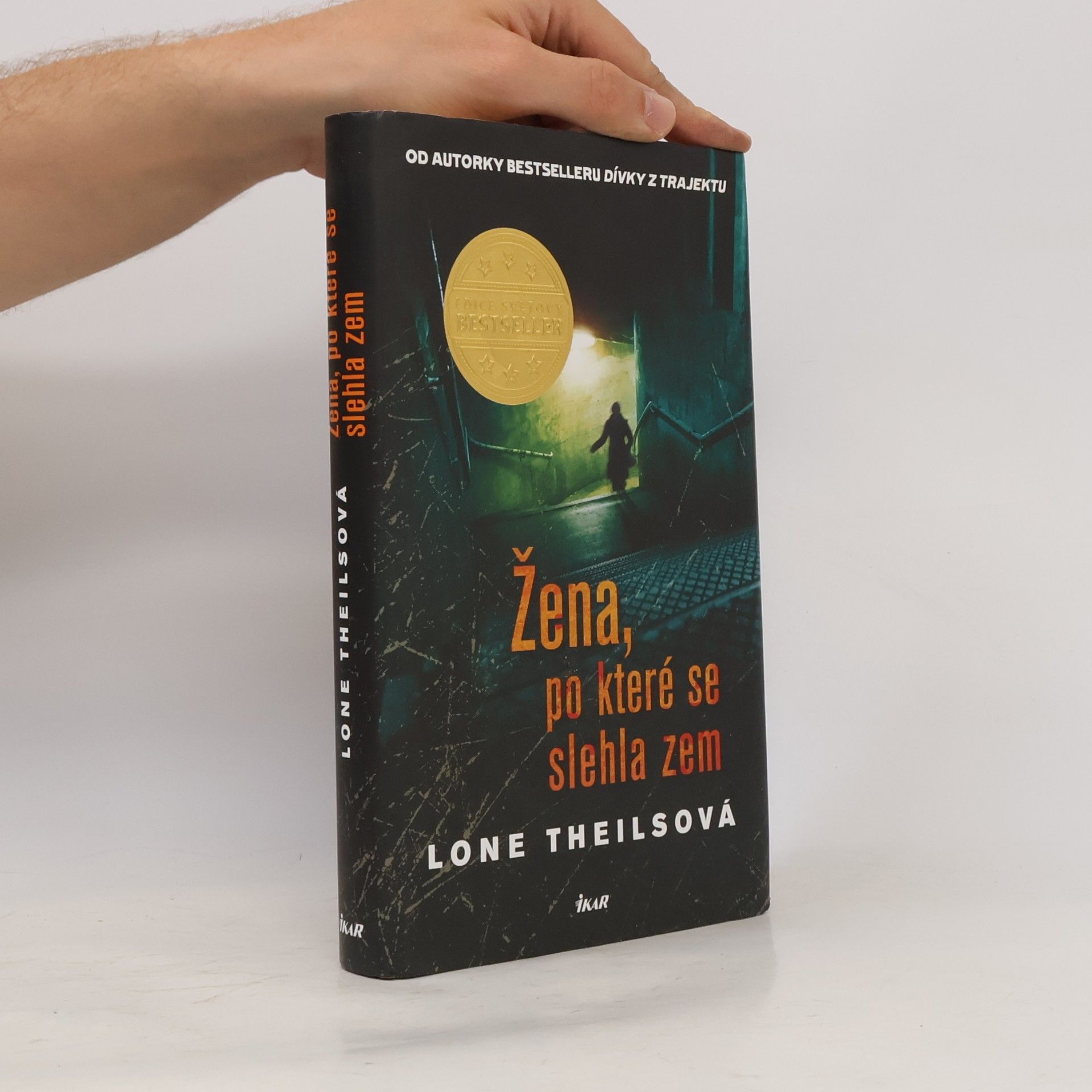 Lone Theils Žena, po které se slehla zem