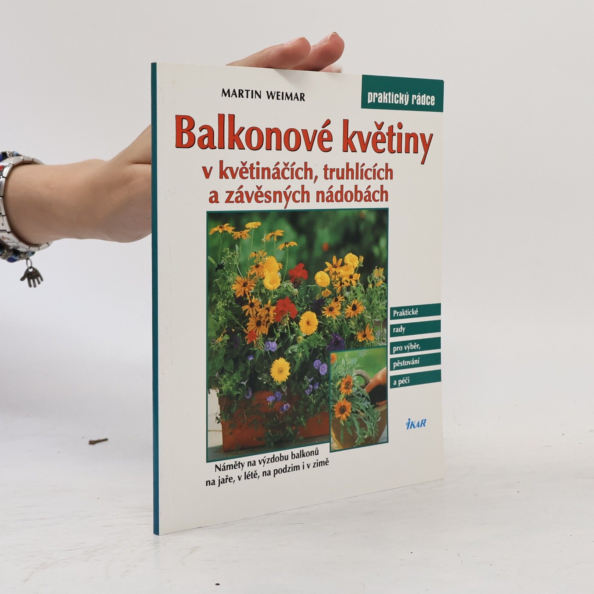 Balkonové květiny v květináčích, truhlících a závěsných nádobách