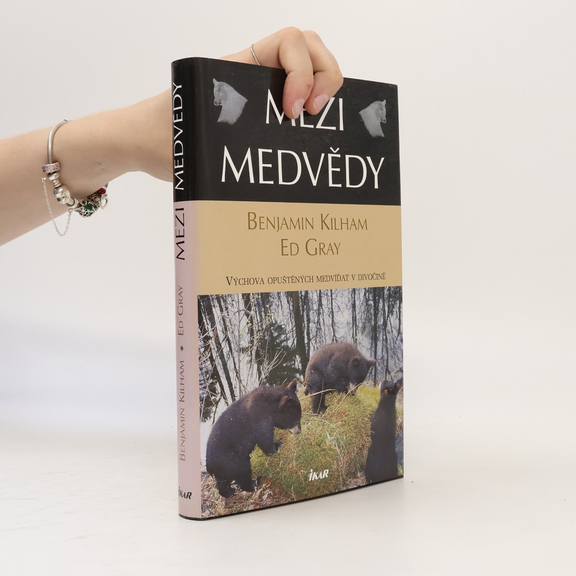 Ed Gray Mezi medvědy. Výchova opuštěných medvíďat v divočině