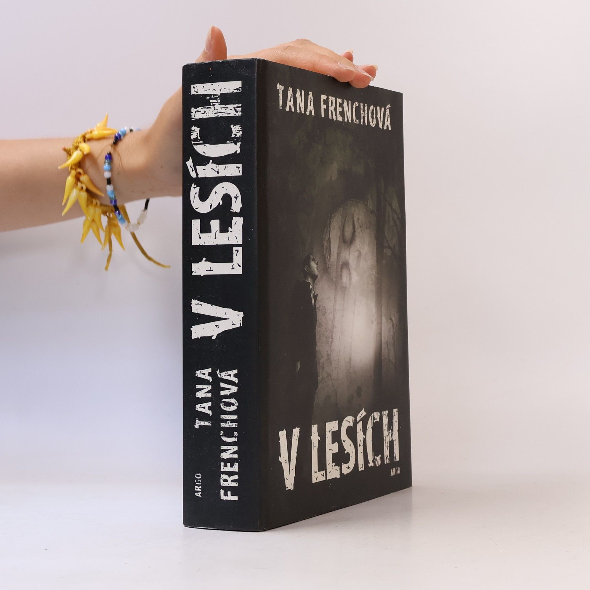 Tana French V lesích