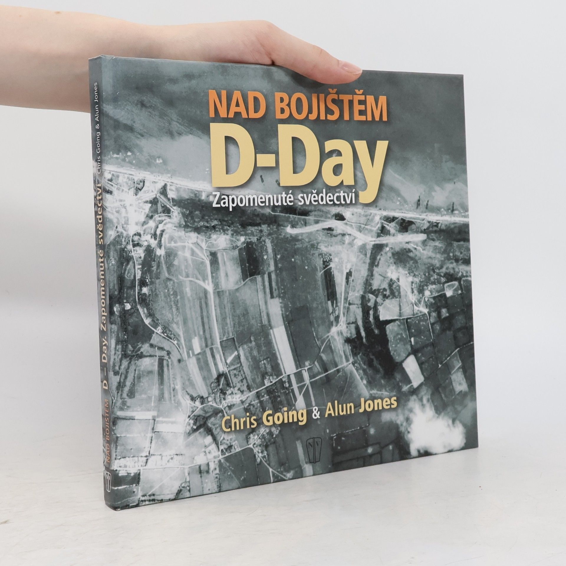 Alun Jones Nad bojištěm. D-Day. Zapomenuté svědectví