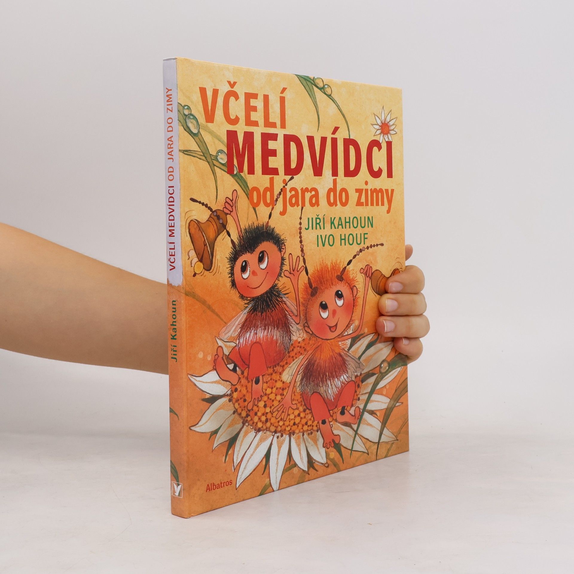 Jiří Kahoun Včelí medvídci od jara do zimy