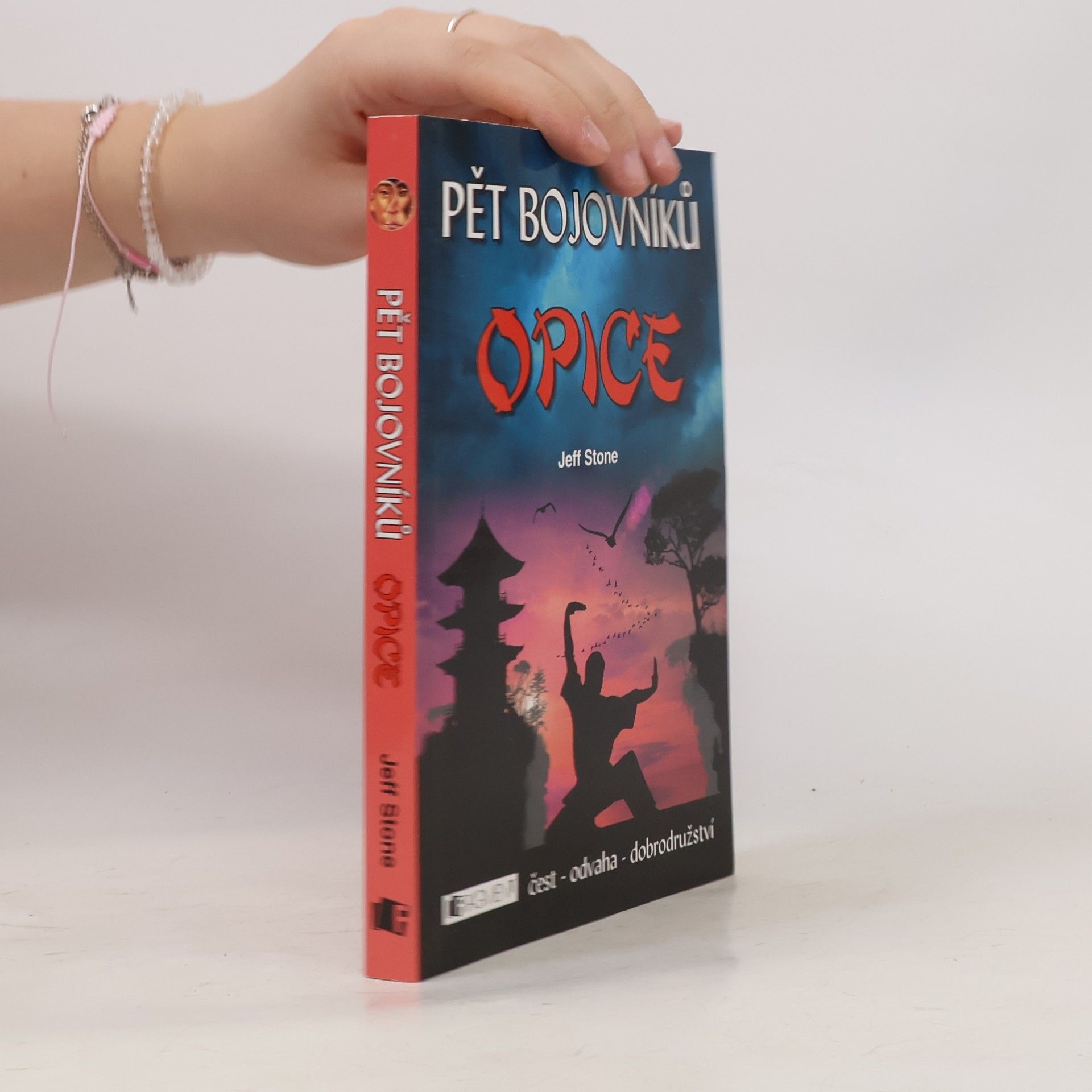 Jeff Stone Pět bojovníků. Opice