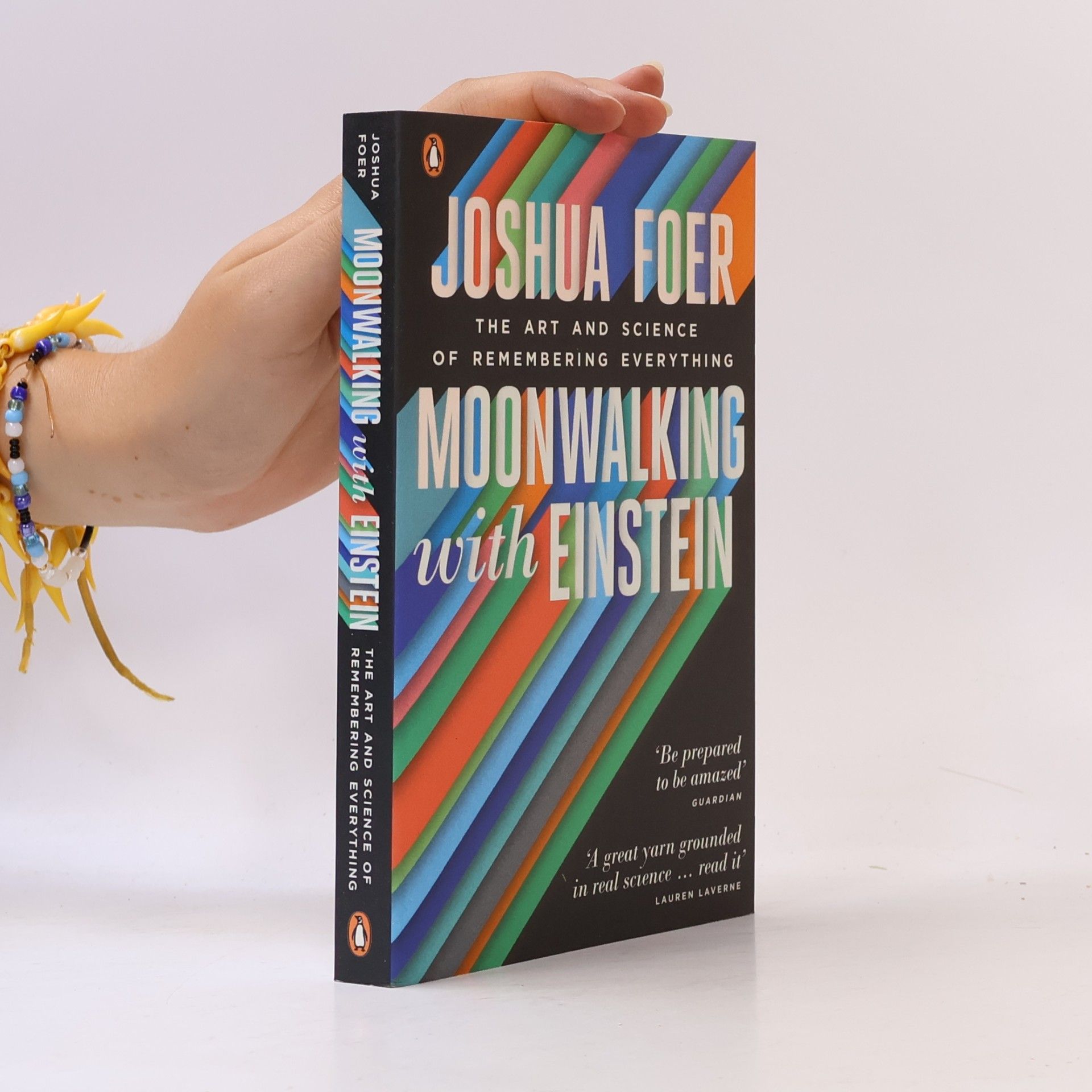 Joshua Foer Moonwalking with Einstein : the art and science of remembering everything
