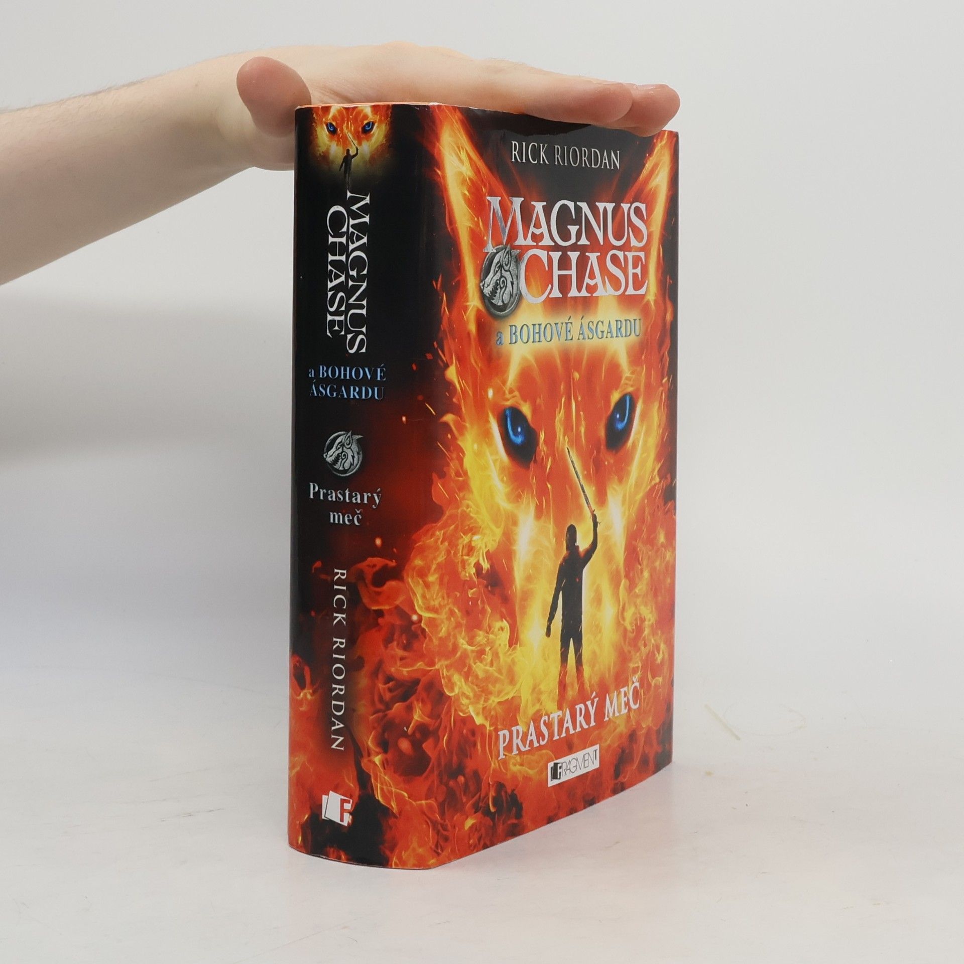 Rick Riordan Magnus Chase a bohové Ásgardu. Prastarý meč