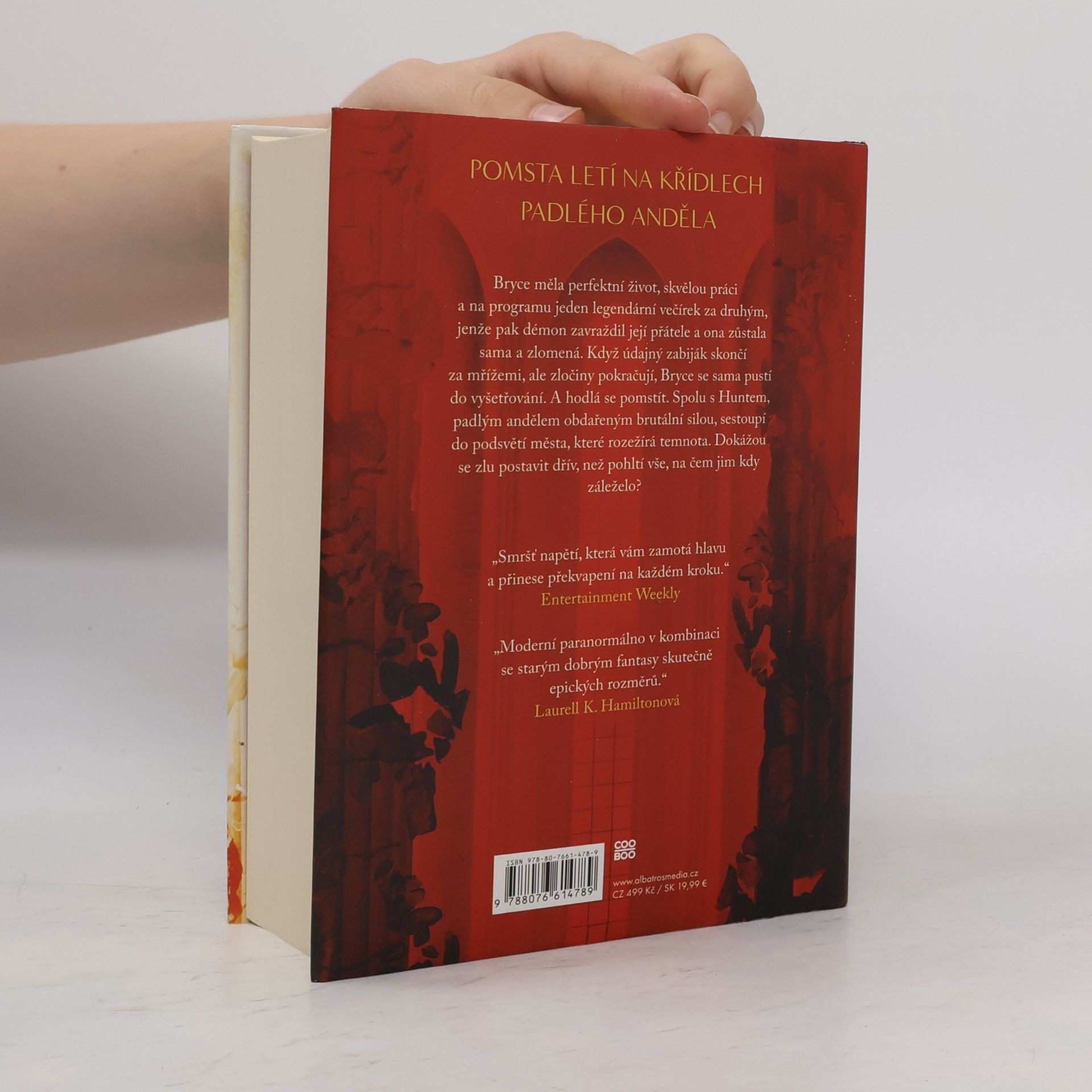 Sarah J. Maas Půlměsíční město. Rod země a krve