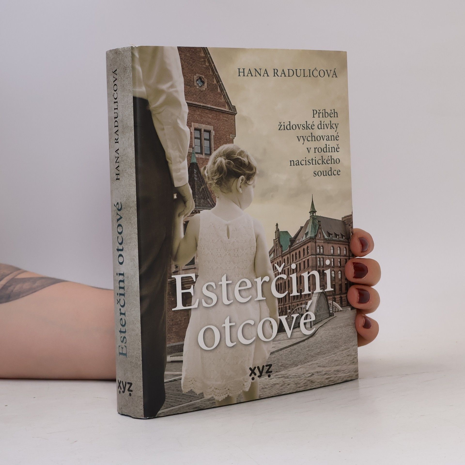 Hana Radulić Esterčini otcové : příběh židovské dívky vychované v rodině nacistického soudce