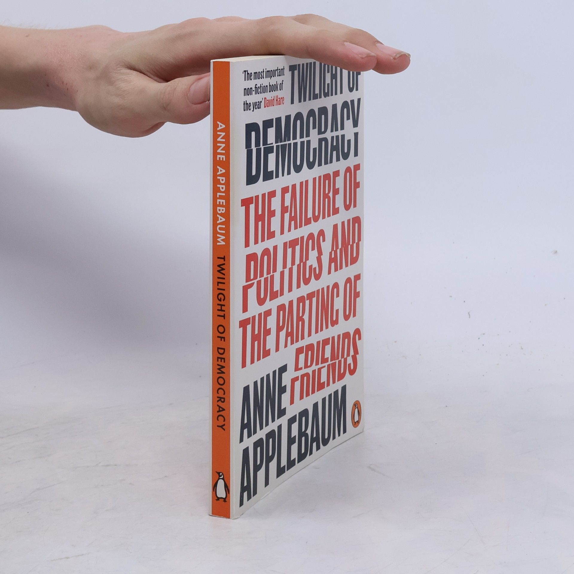 Anne Applebaum Twilight of democracy : the failure of politics and the parting of friends
