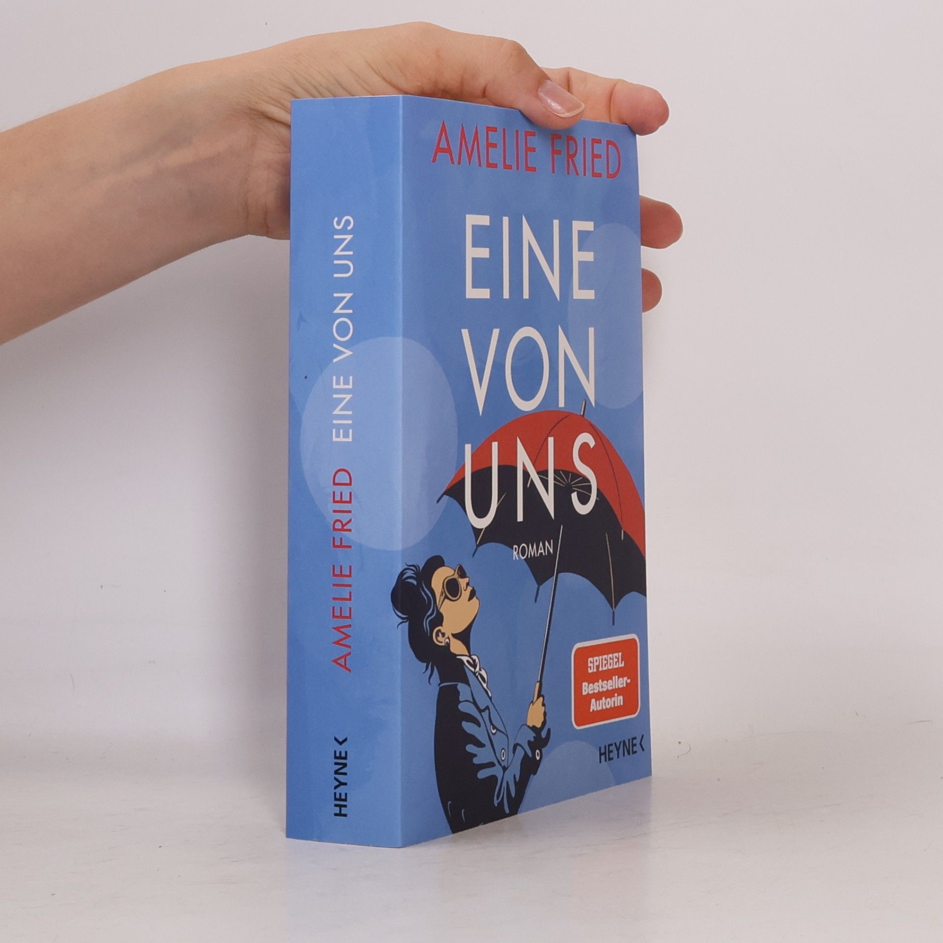 Eine von uns