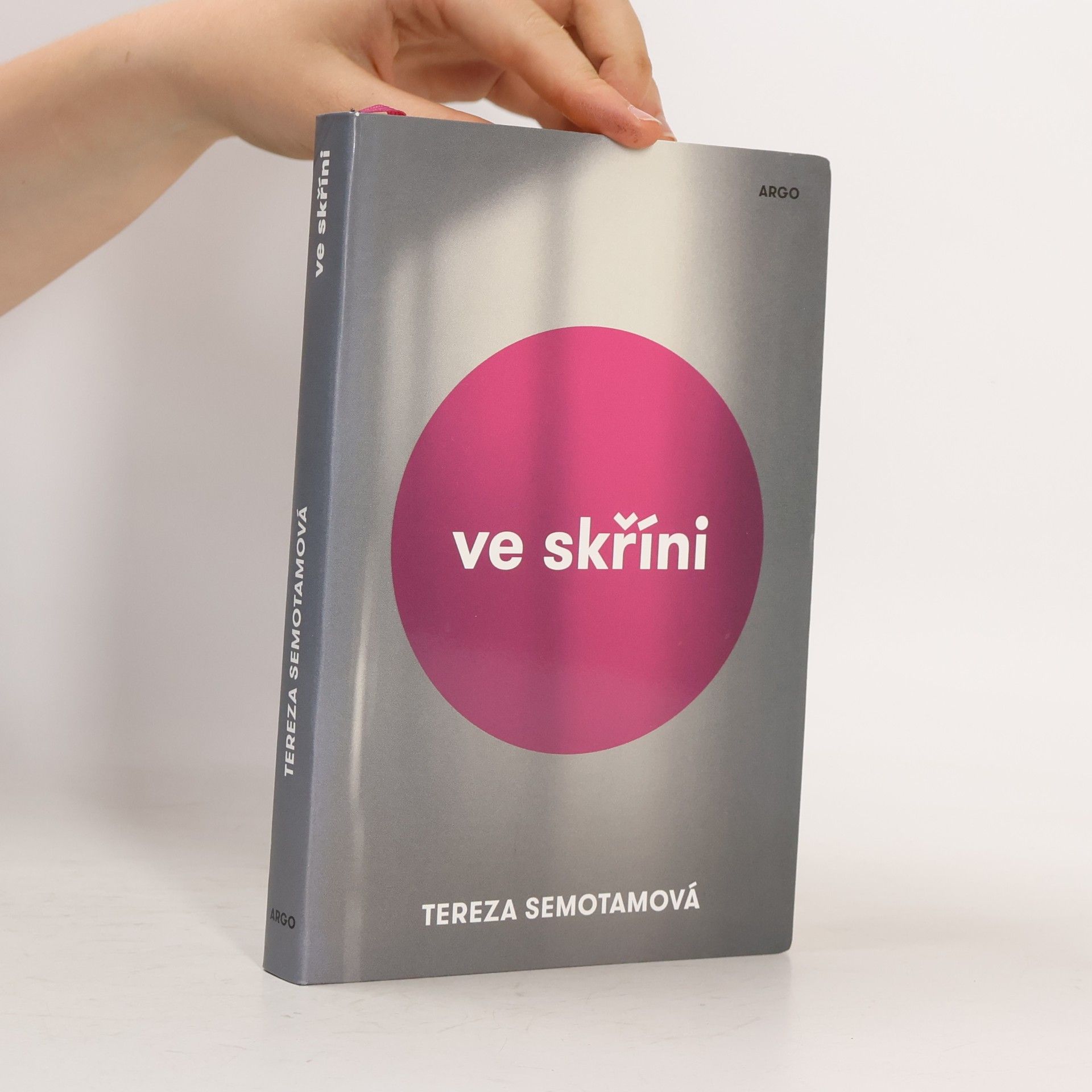 Tereza Semotamová Ve skříni