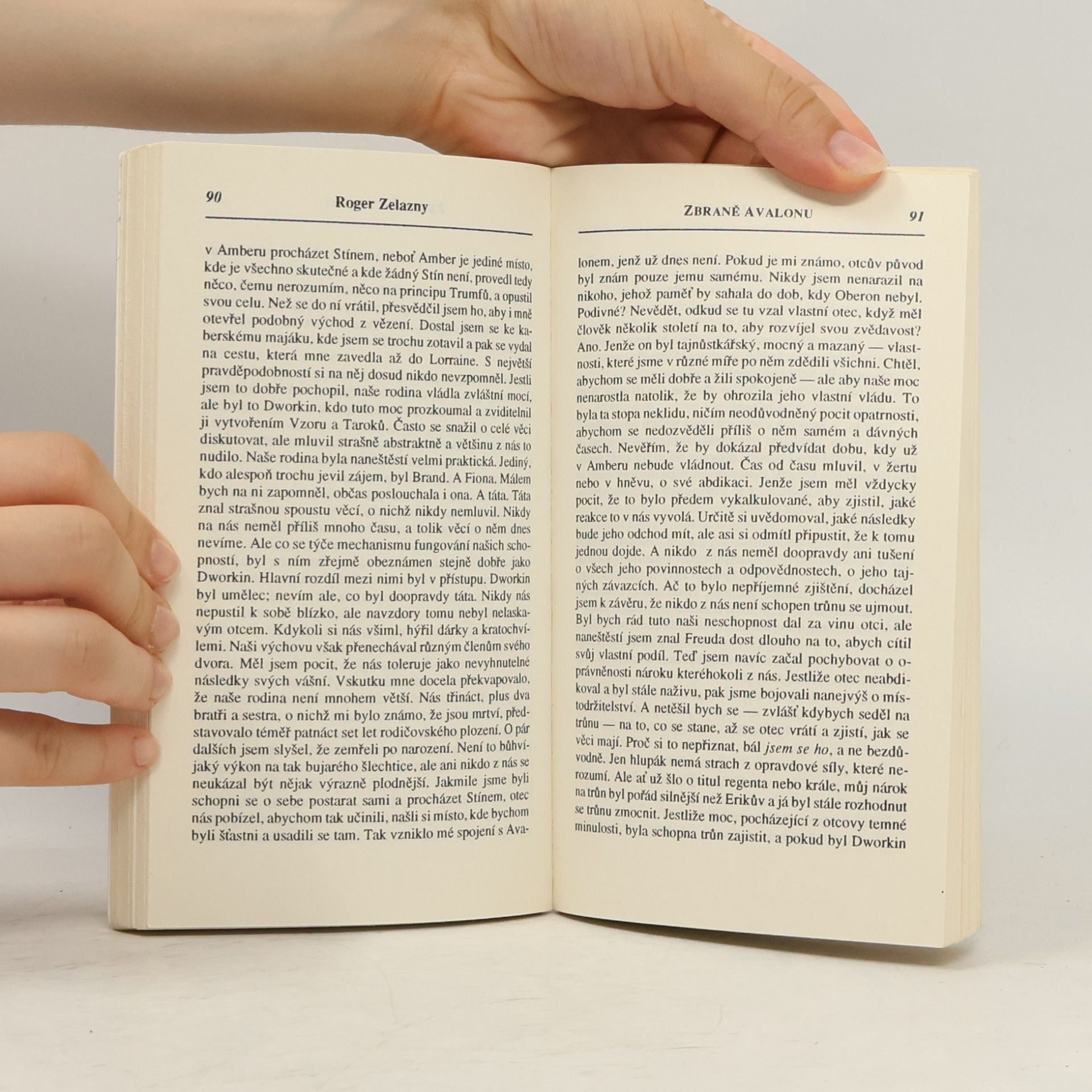 Roger Zelazny Tajemný Amber. Zbraně Avalonu