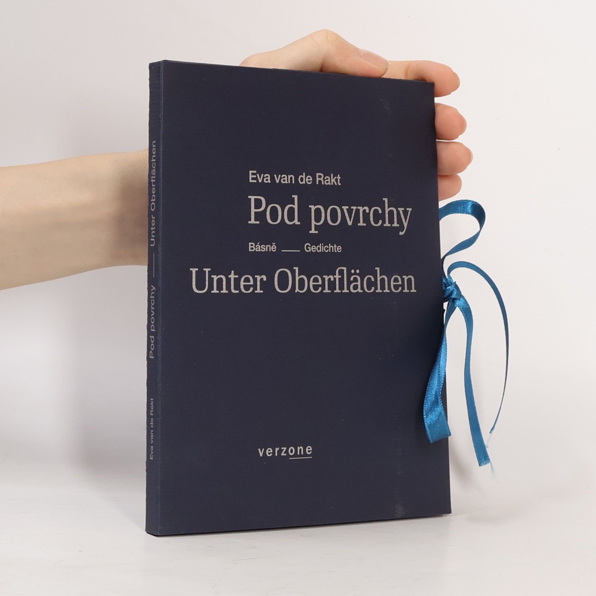 Eva van de Rakt Pod povrchy. Unter Oberflächen