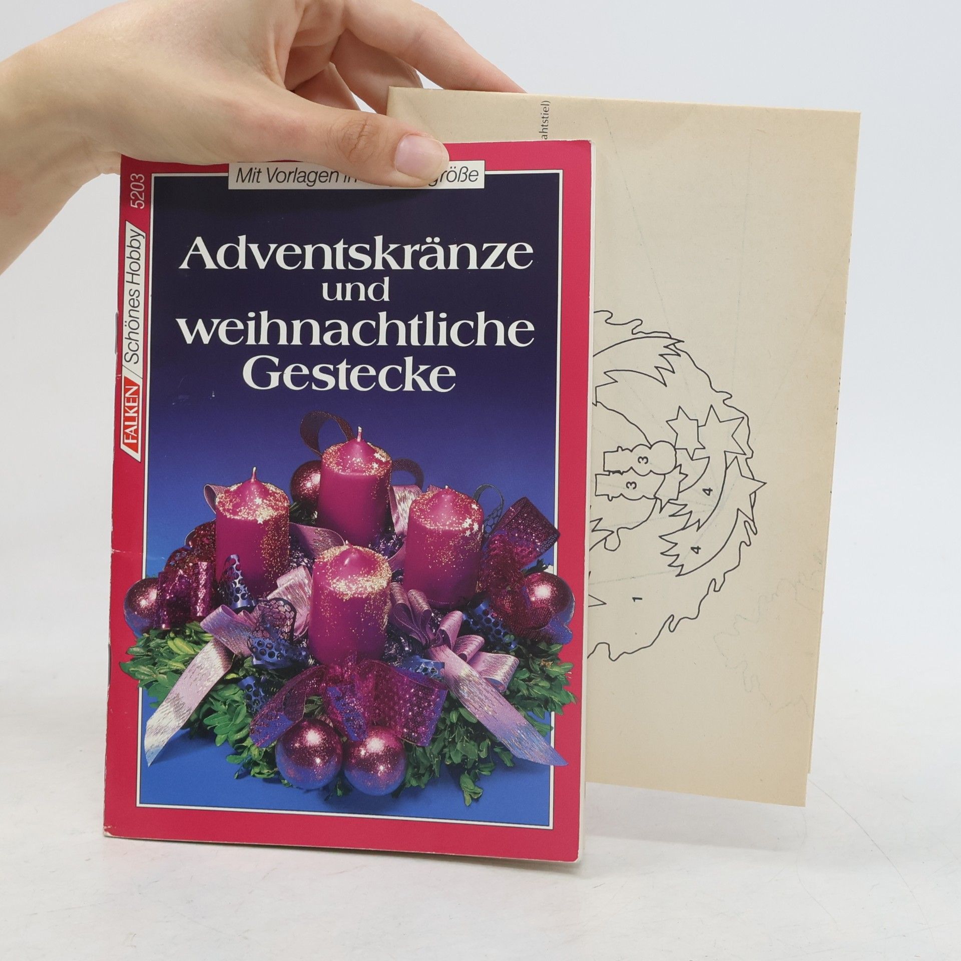 Adventskränze und weihnachtliche Gestecke
