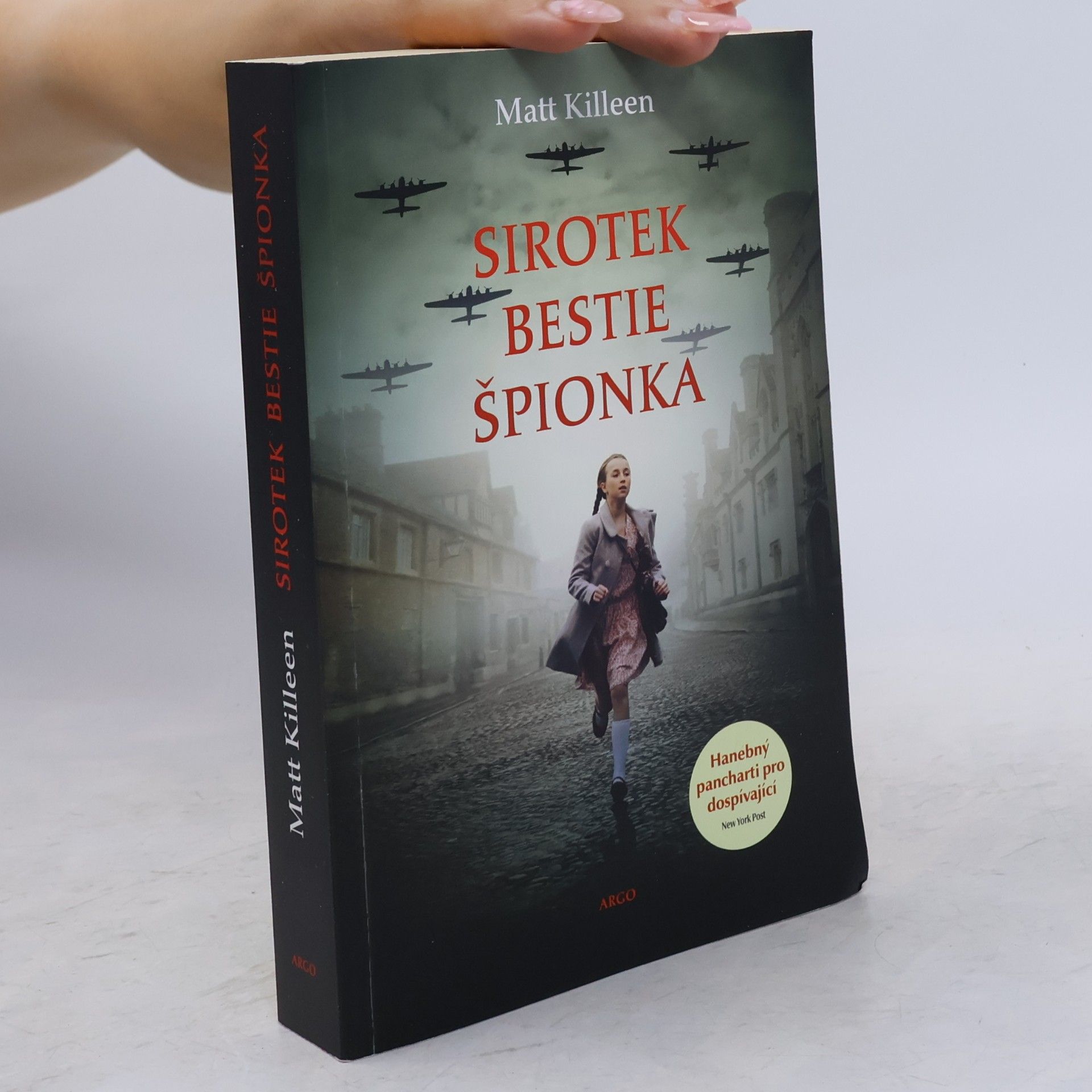 Matt Killeen Sirotek, bestie, špionka