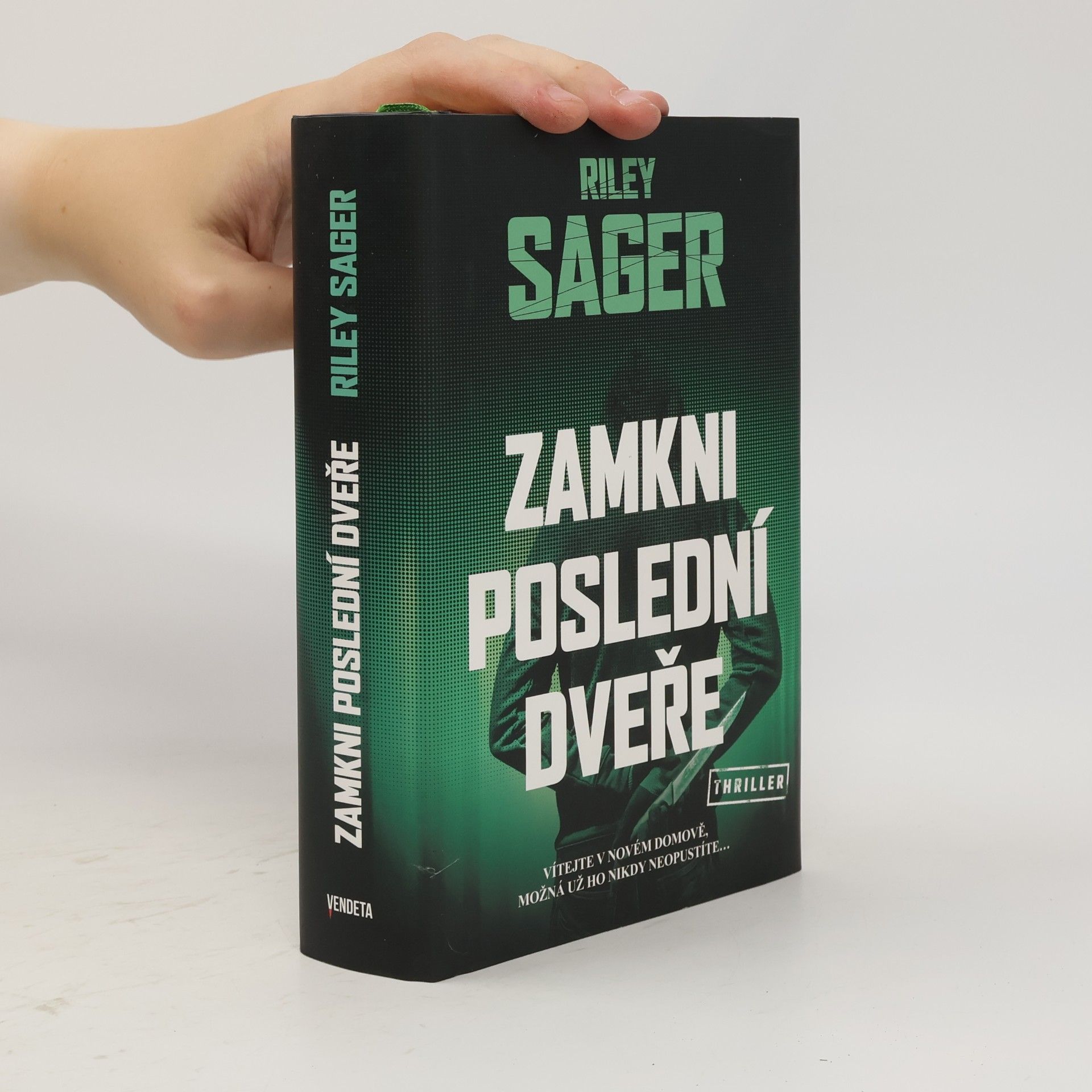 Riley Sager Zamkni poslední dveře