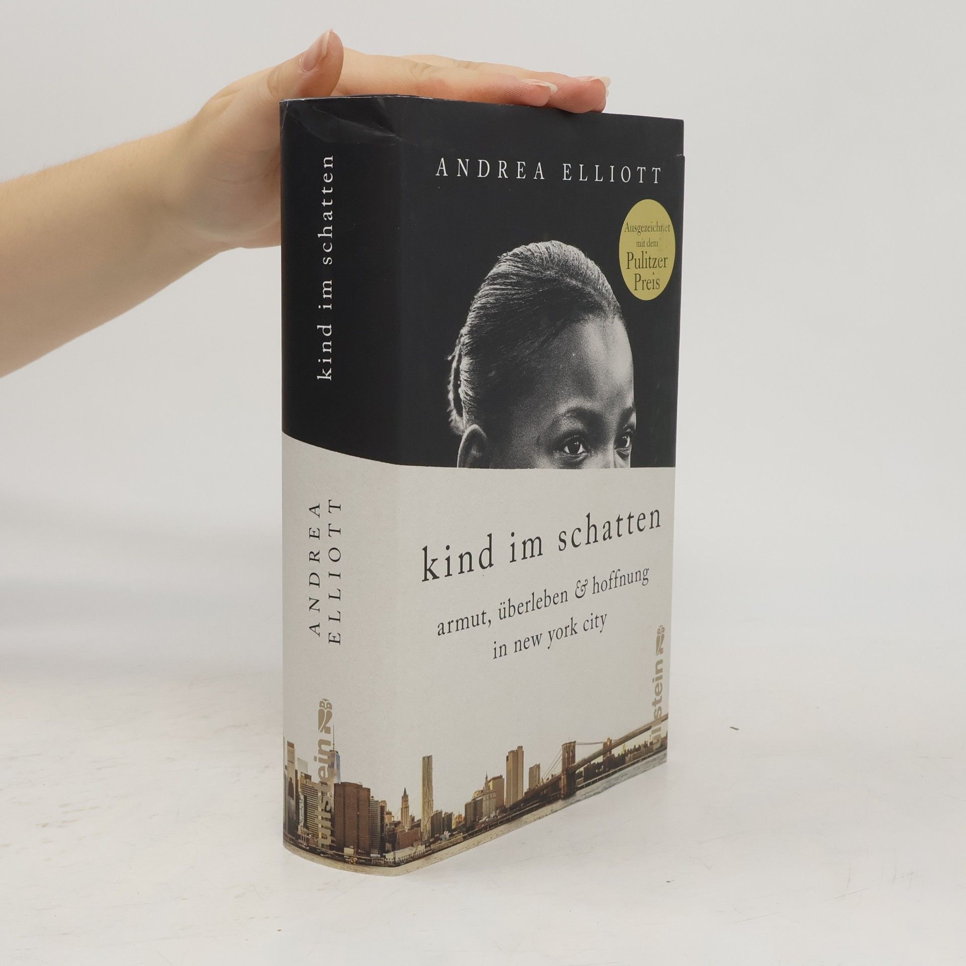 Andrea Elliott Kind im Schatten