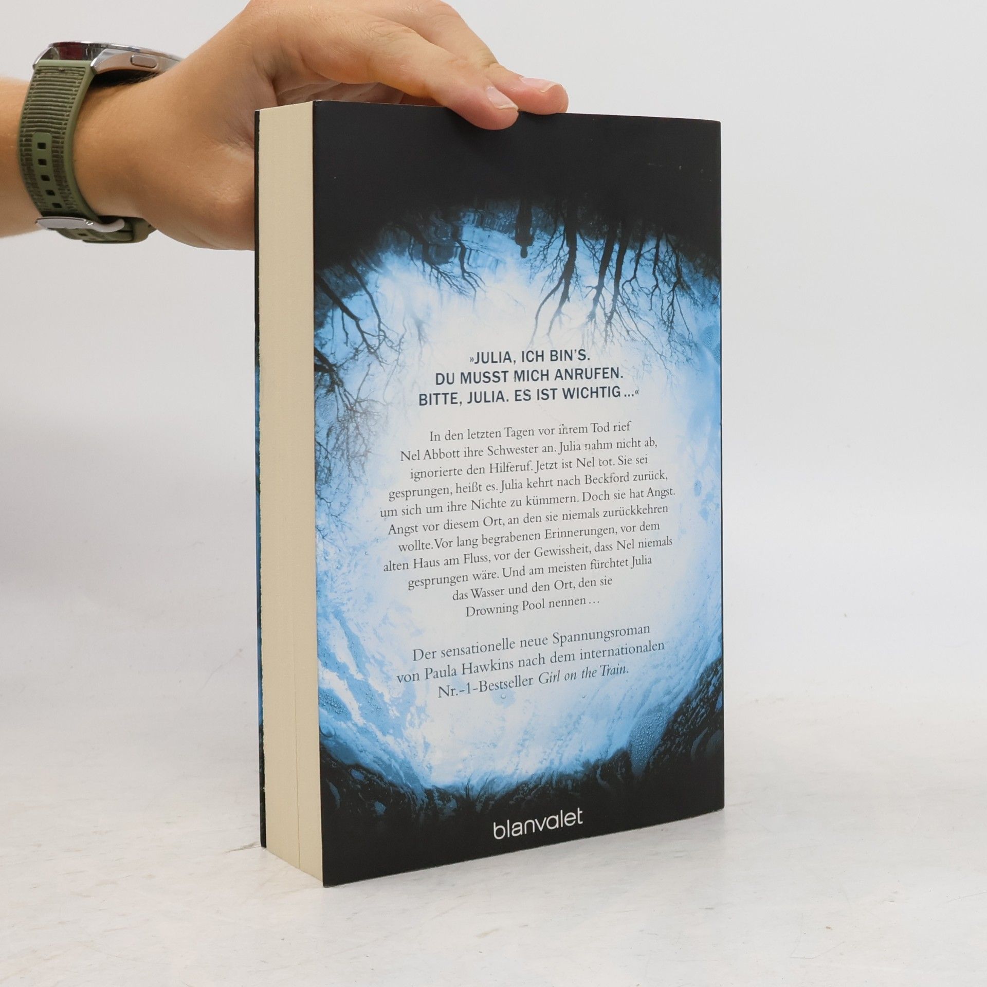 Paula Hawkins Into the Water