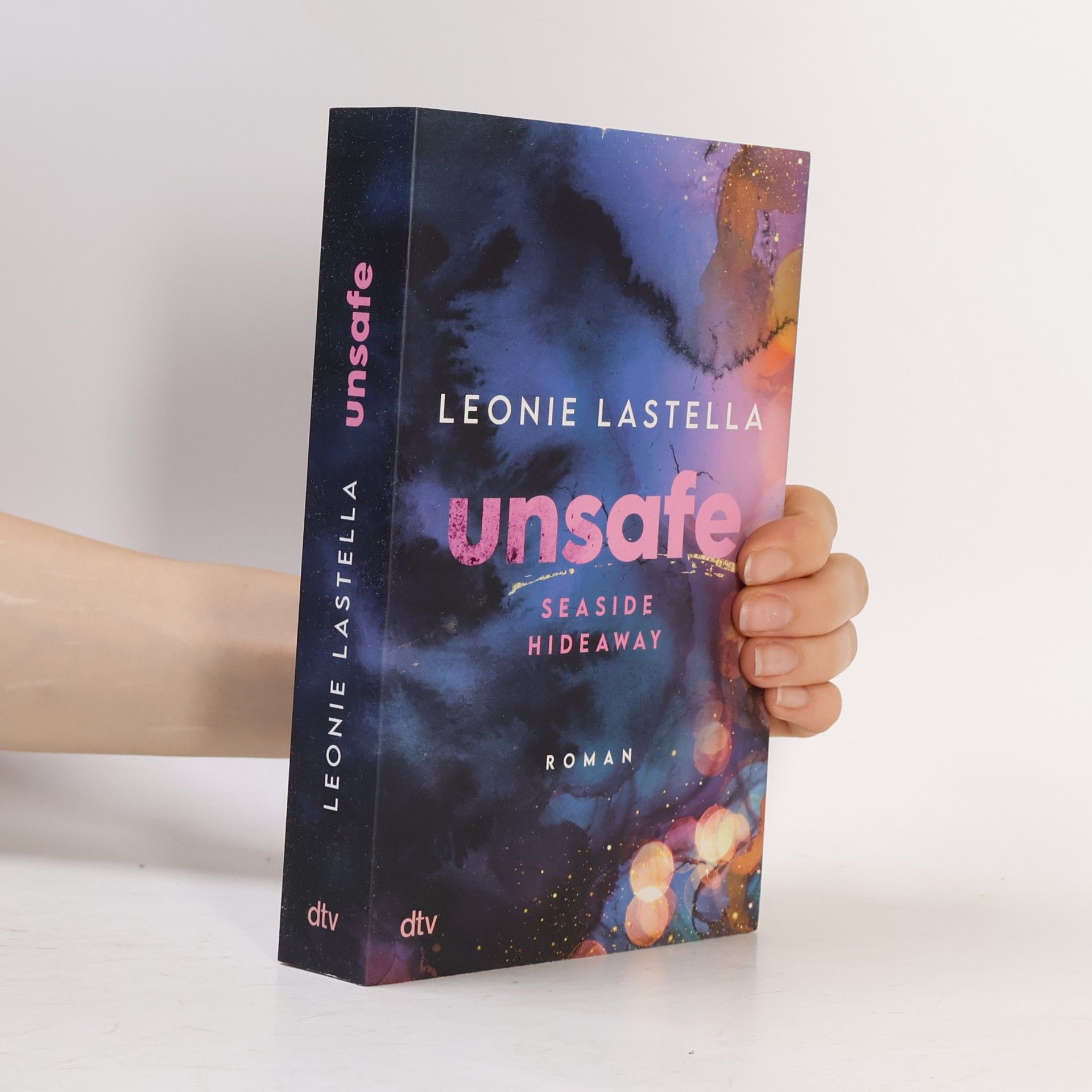 Leonie Lastella Seaside Hideaway – Unsafe