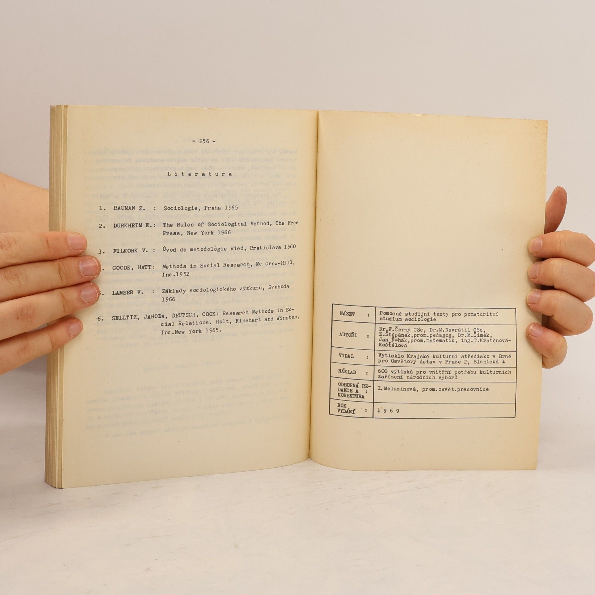 Kolektiv autorů Pomocné studijní texty pro pomaturitní studium sociologie