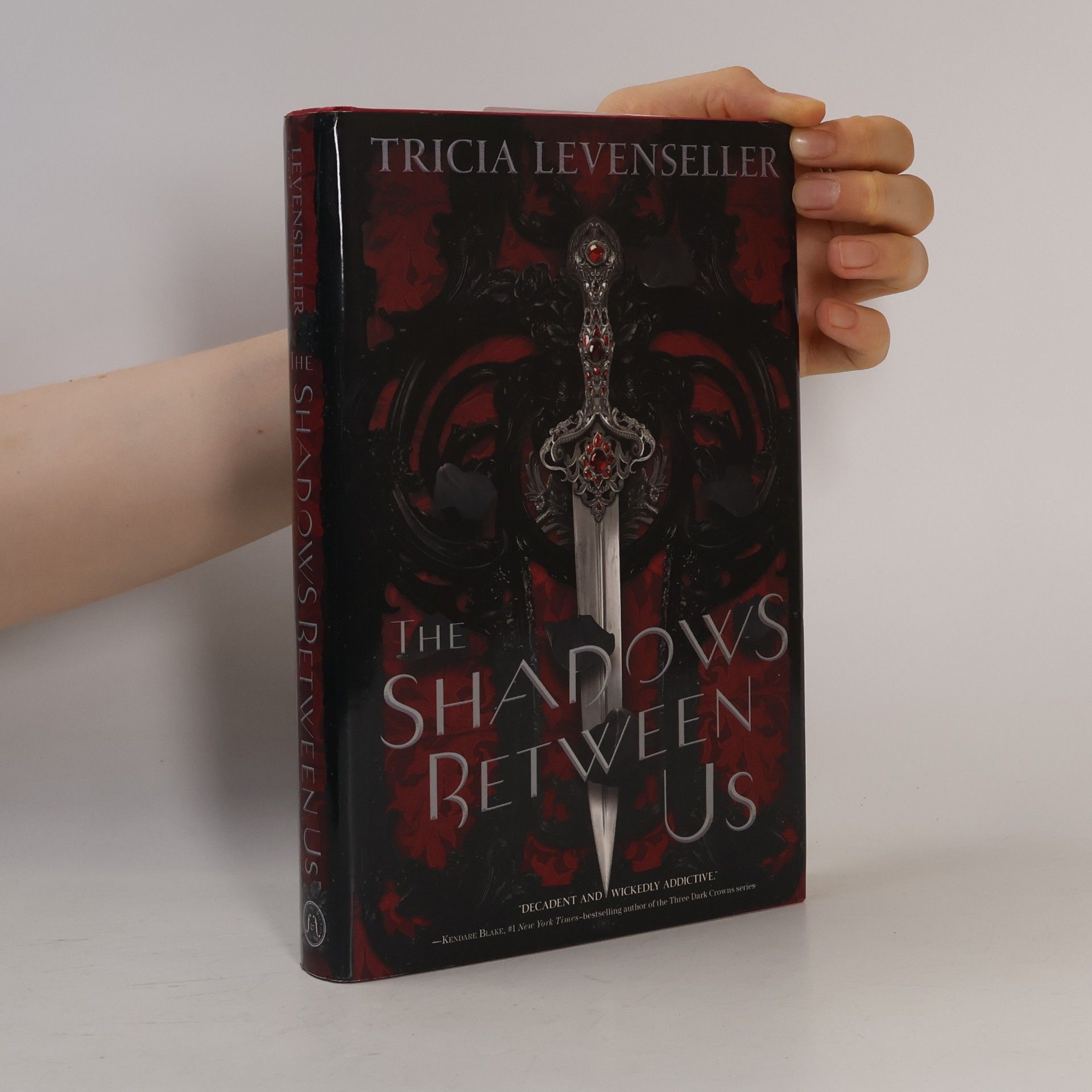 Tricia Levenseller The Shadows Between Us