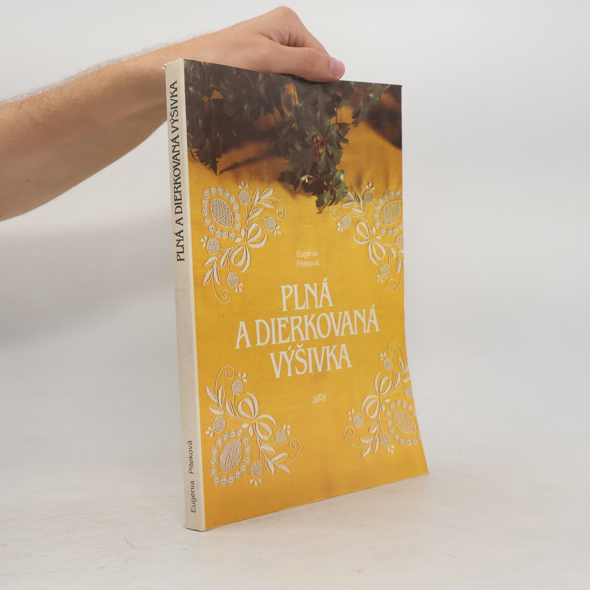 Eugenia Piteková Plná a dierkovaná výšivka