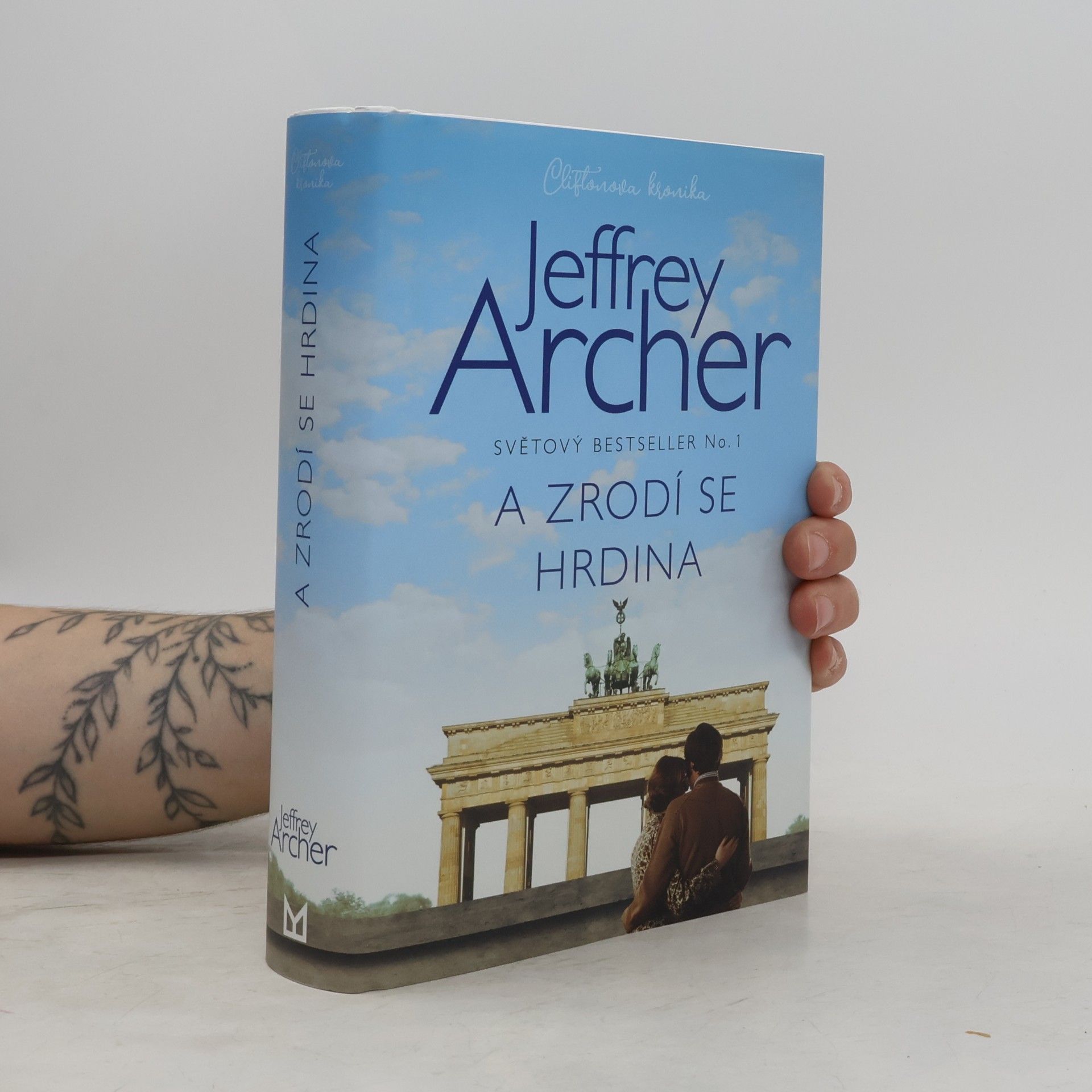 Jeffrey Archer Cliftonova kronika. A zrodí se hrdina