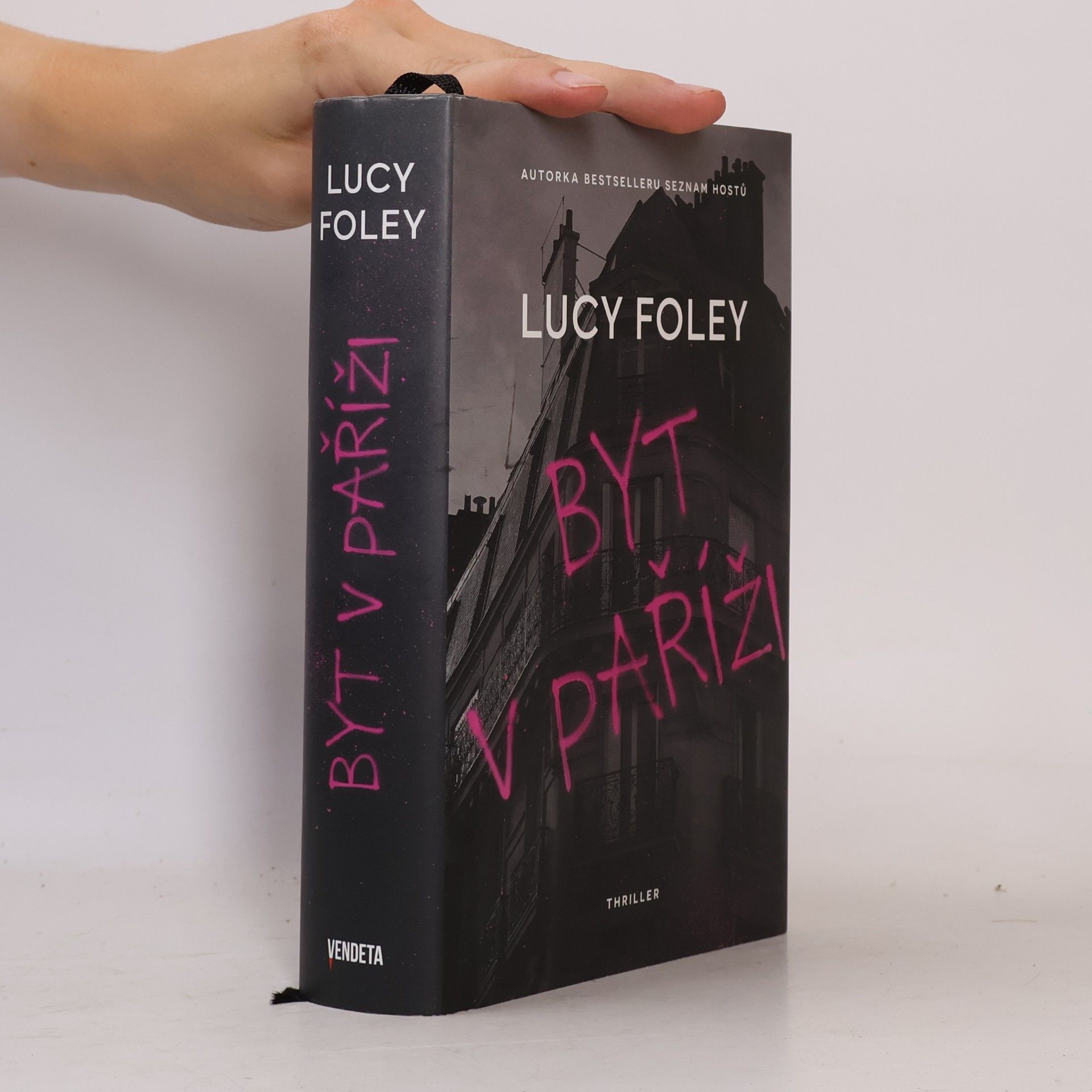 Lucy Foley Byt v Paříži