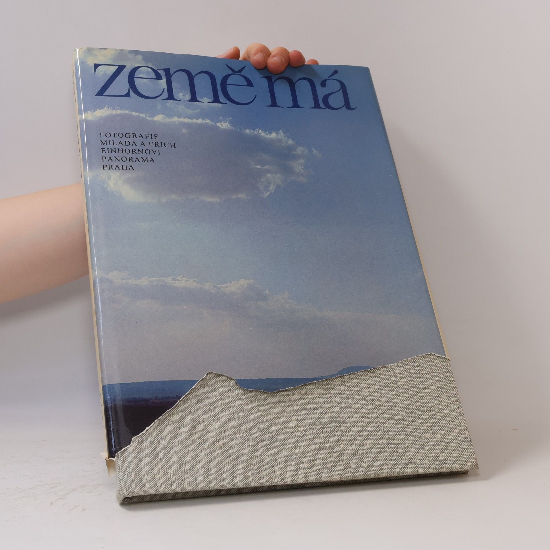 AA.VV. Země má