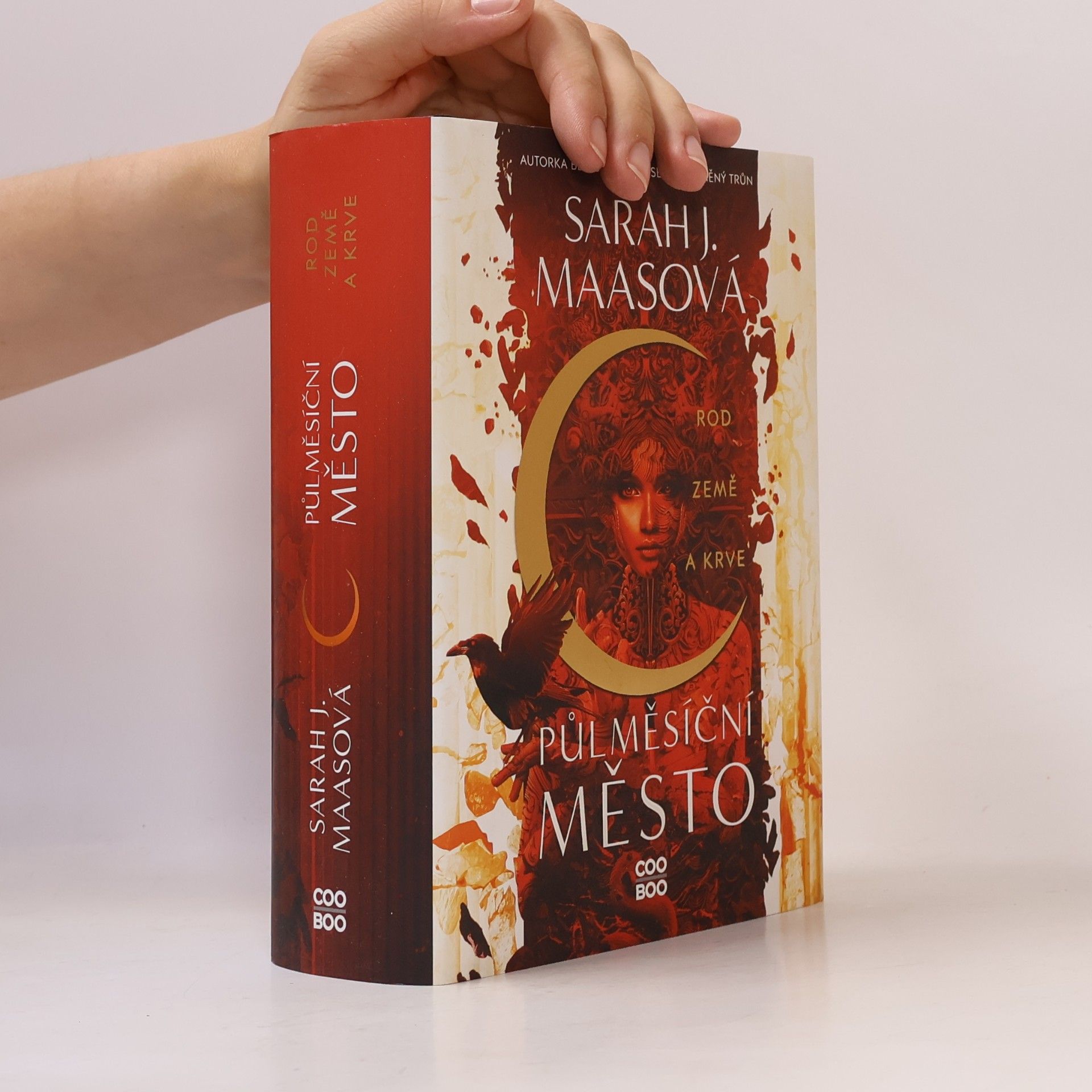 Sarah J. Maas Půlměsíční město. Rod země a krve