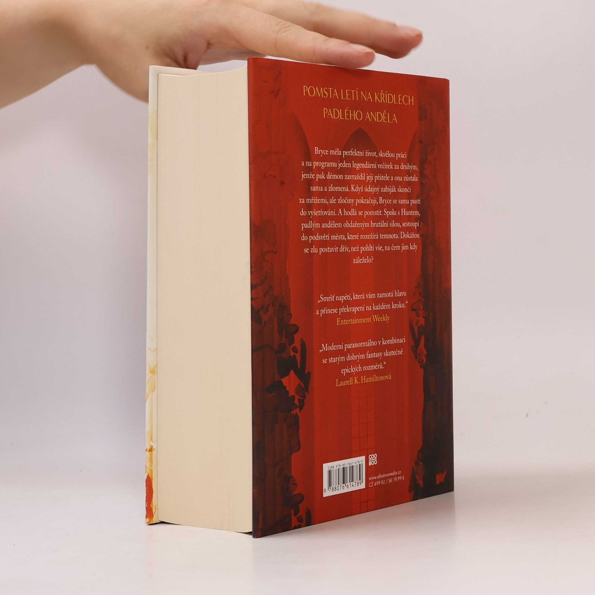 Sarah J. Maas Půlměsíční město. Rod země a krve