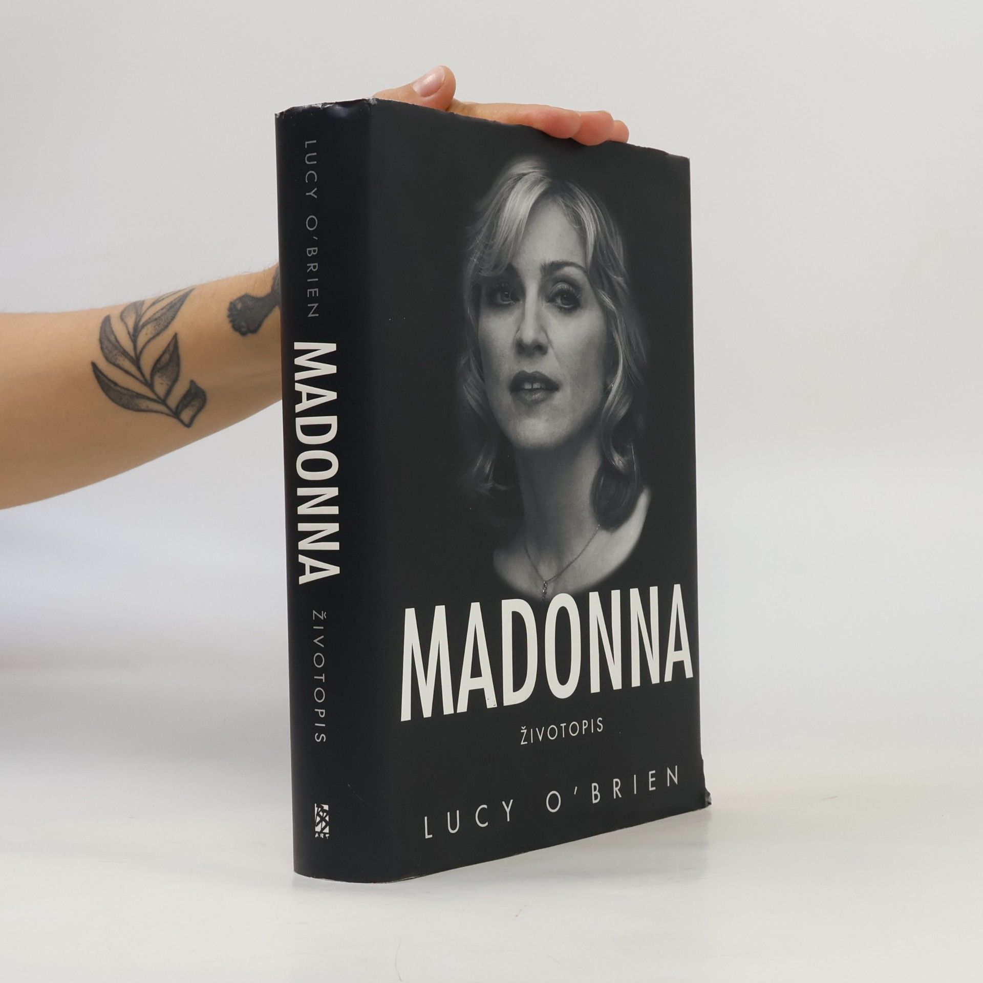 Lucy O'Brien Madonna. Životopis