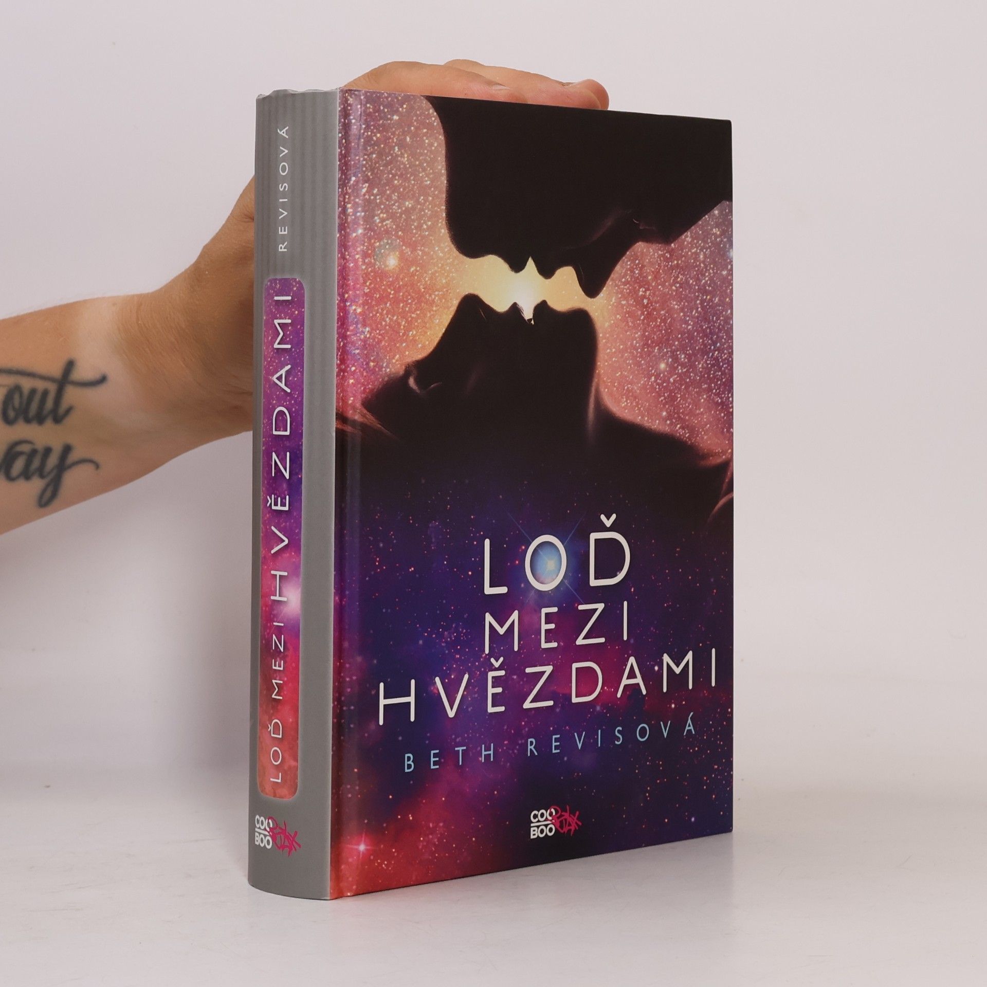 Beth Revis Loď mezi hvězdami