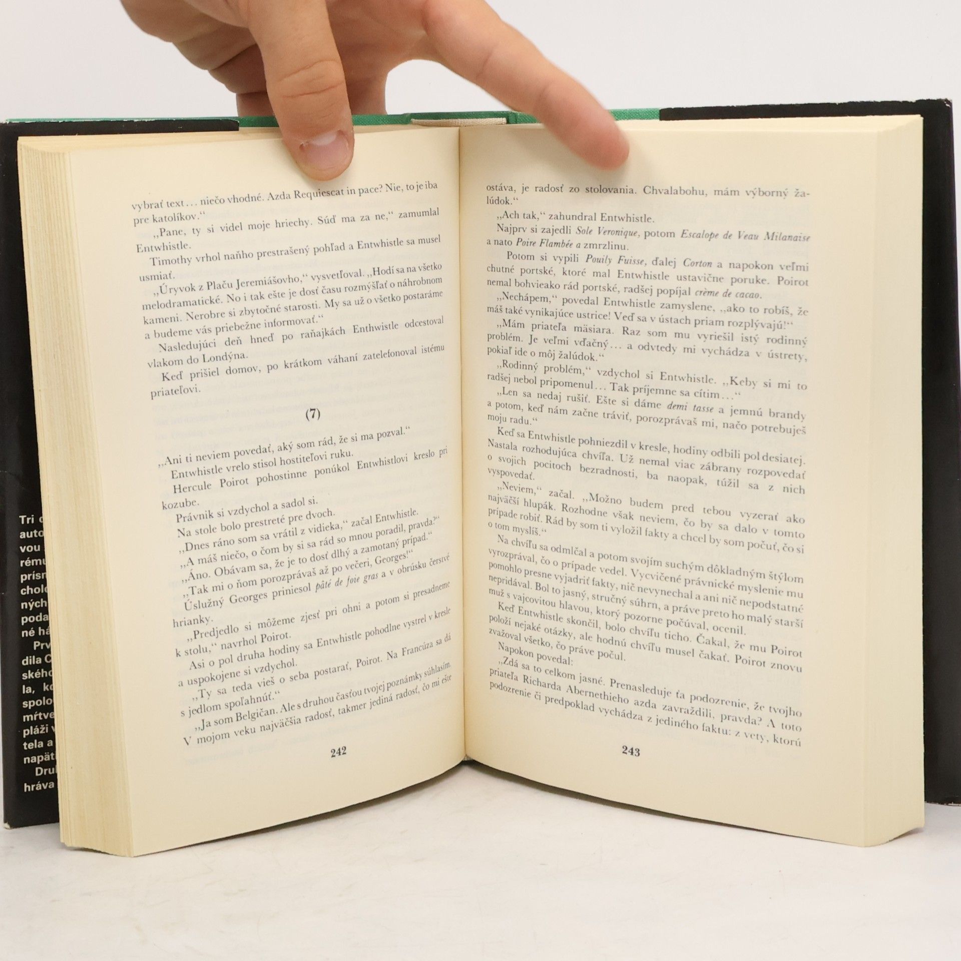 Agatha Christie Zlo pod slnkom. Po pohrebe. Mačka medzi holubmi