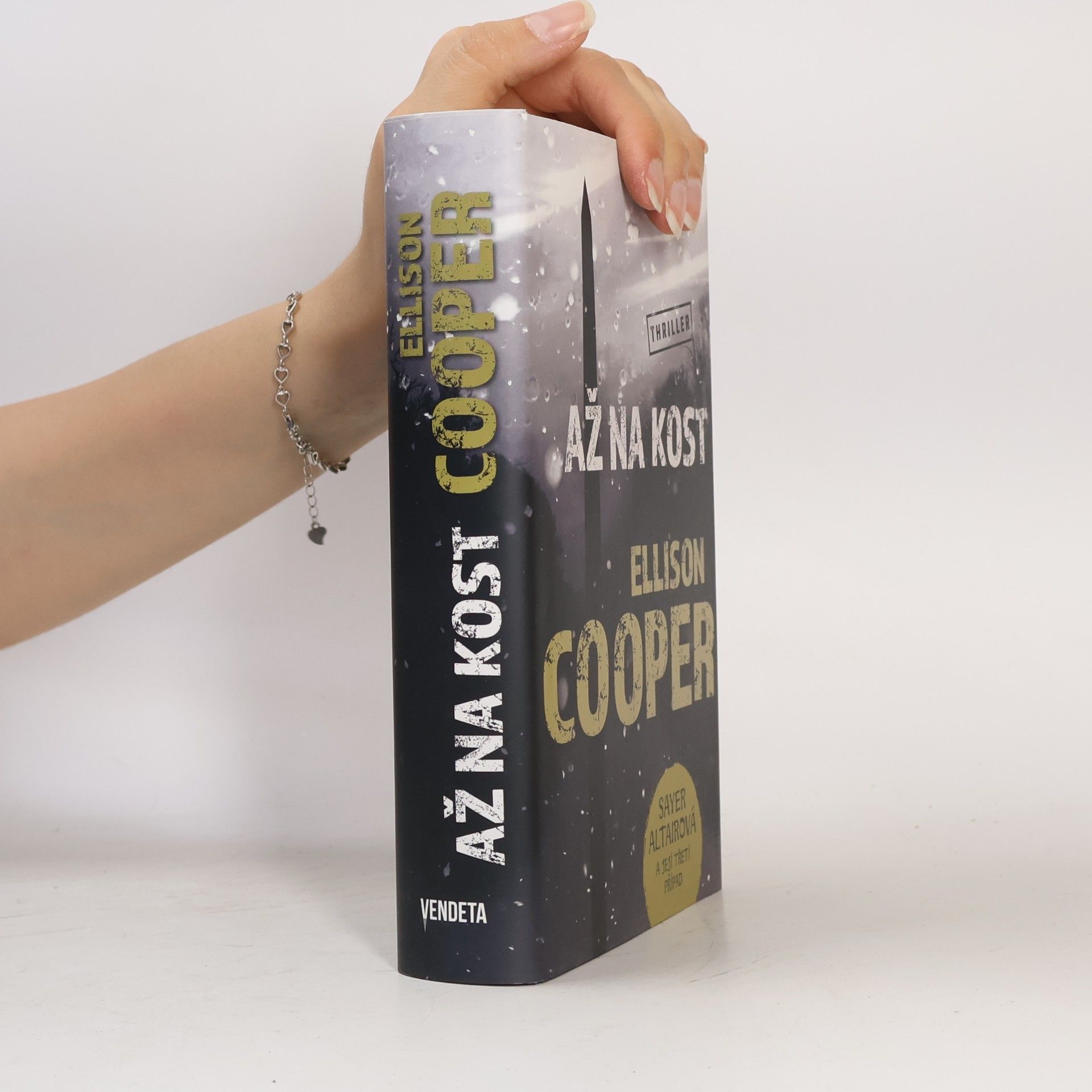 Ellison Cooper Až na kost
