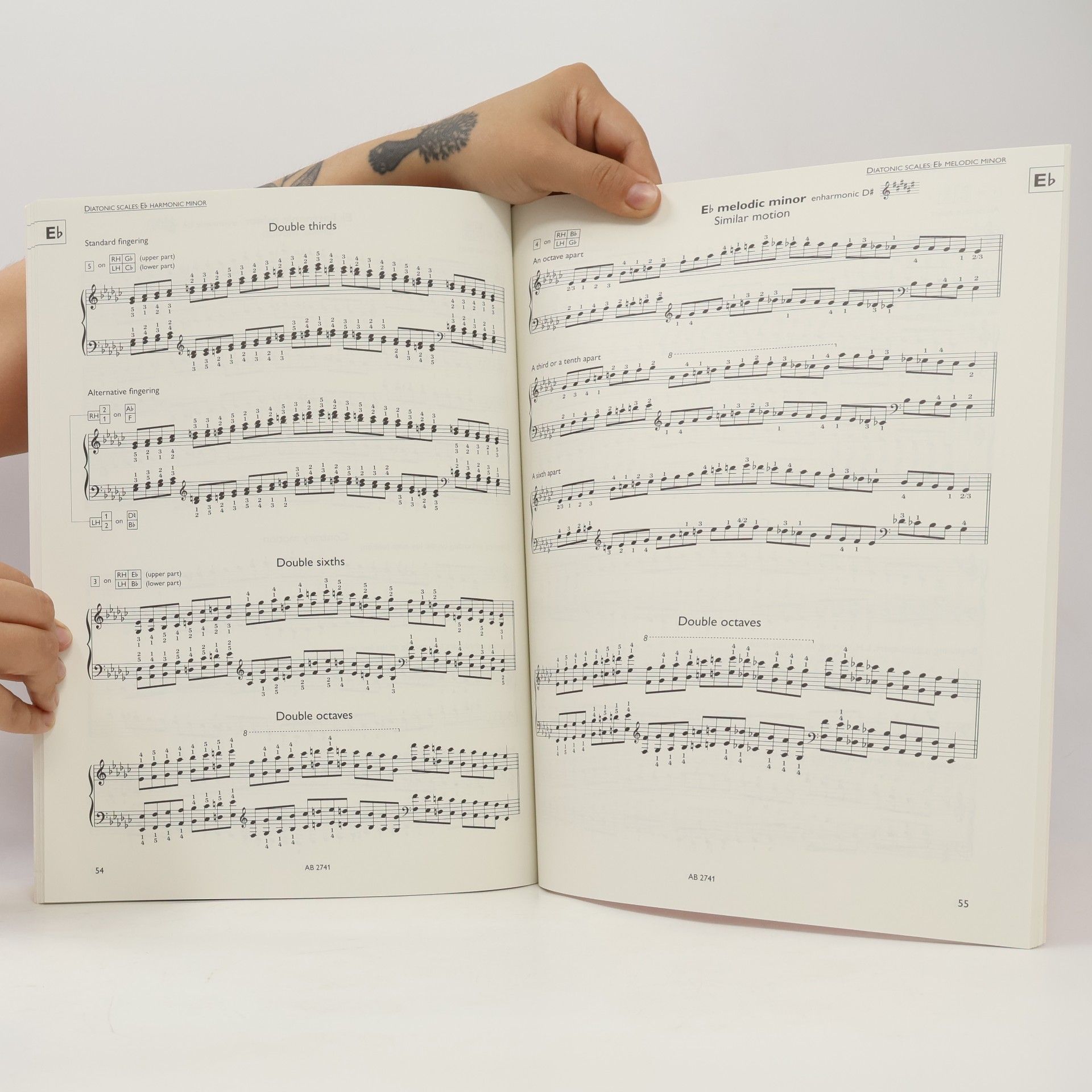 Ruth Gerald ABRSM Scales & Arpeggios: The Manual of Scales, Broken Chords and Arpeggios