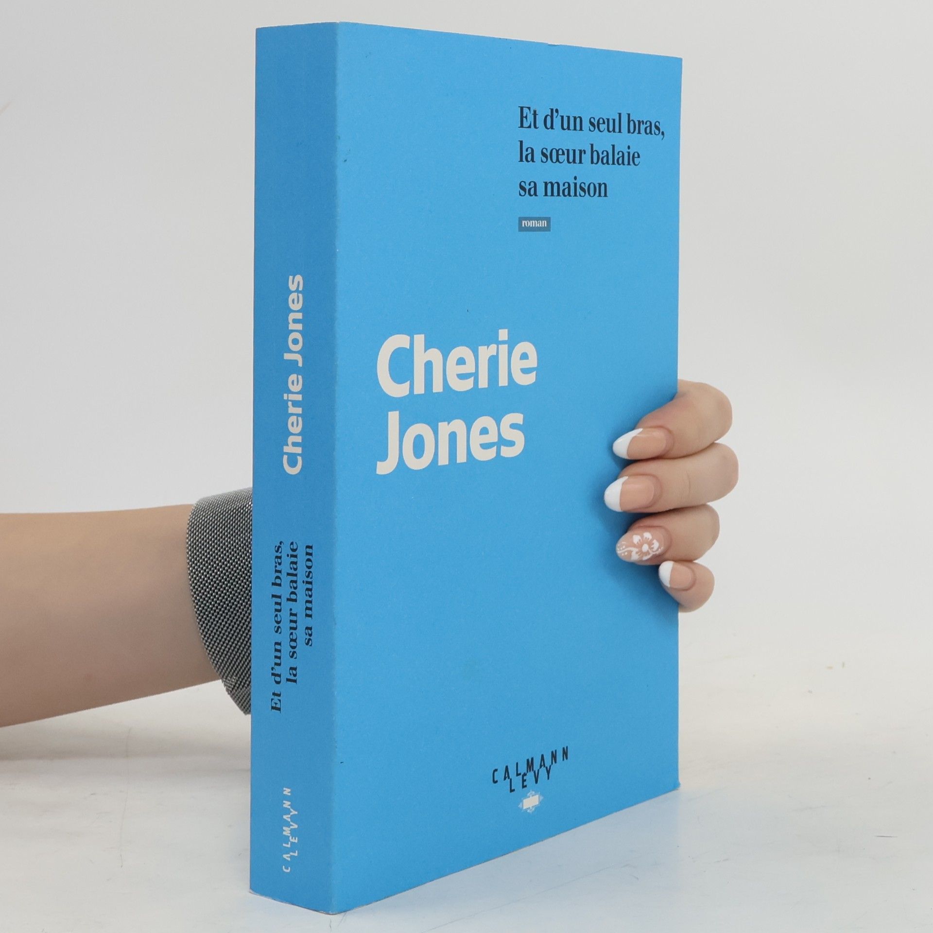 Cherie Jones Et d'un seul bras, la soeur balaie sa maison