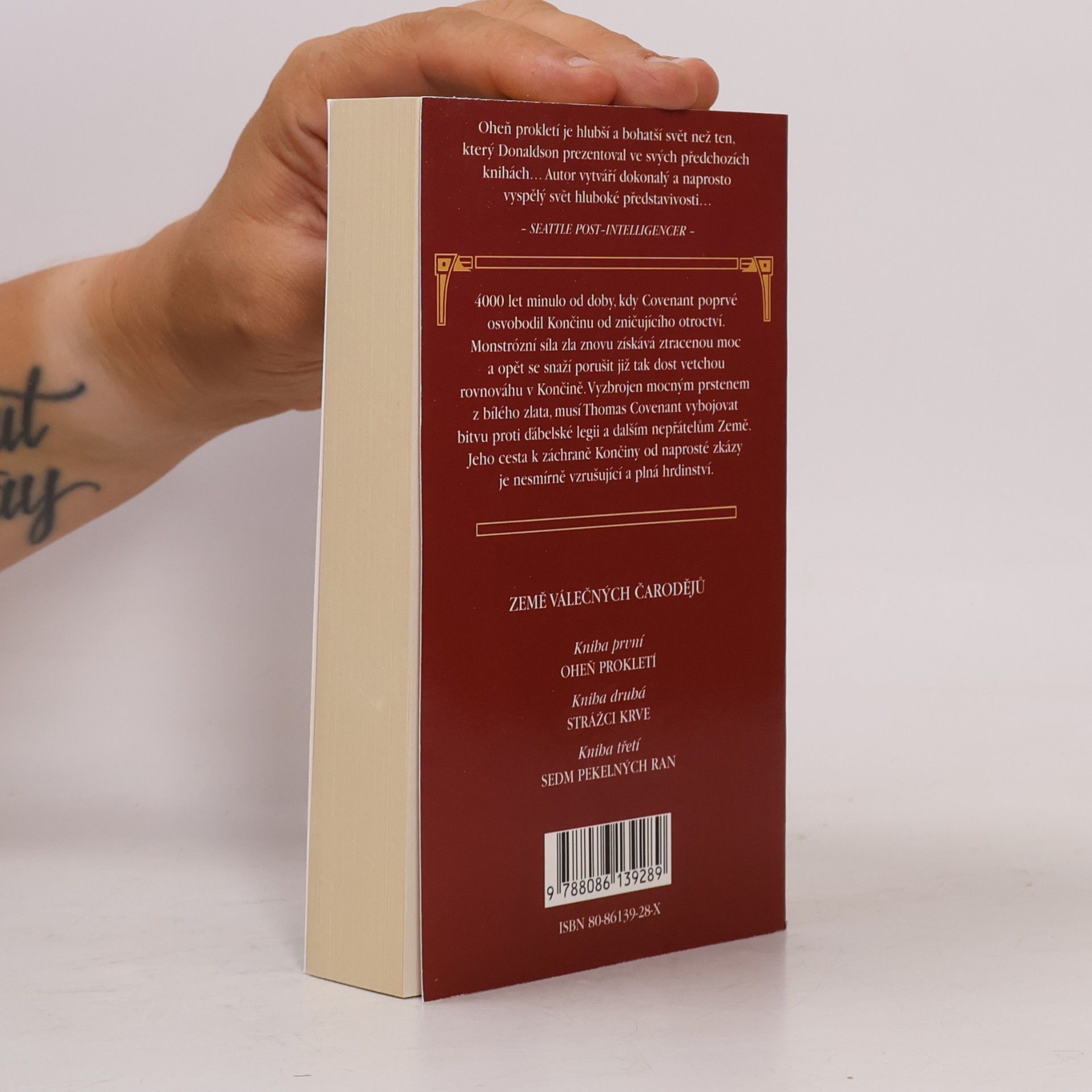 Stephen R. Donaldson Země válečných čarodějů. Kniha první, Oheň Prokletí