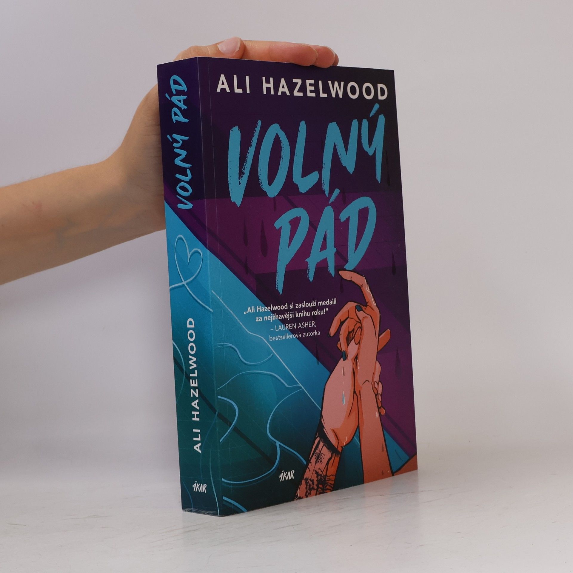 Ali Hazelwood Volný pád